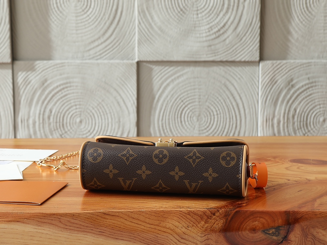 Pochette Camille Small Shoulder Bag Monogram M13566