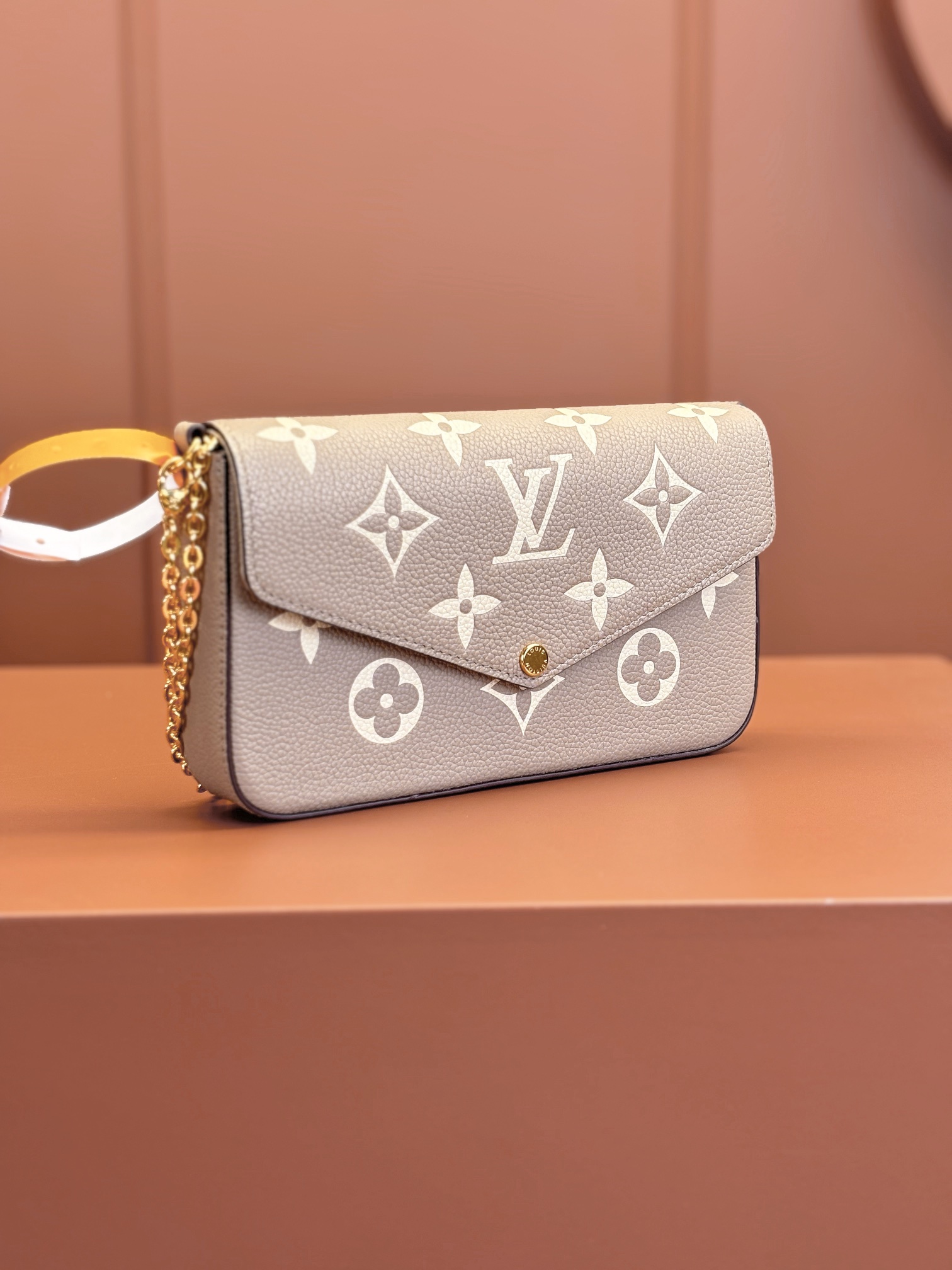 Pochette Félicie Bicolor Monogram Empreinte Leather Tourterelle Gray / Cream M82610