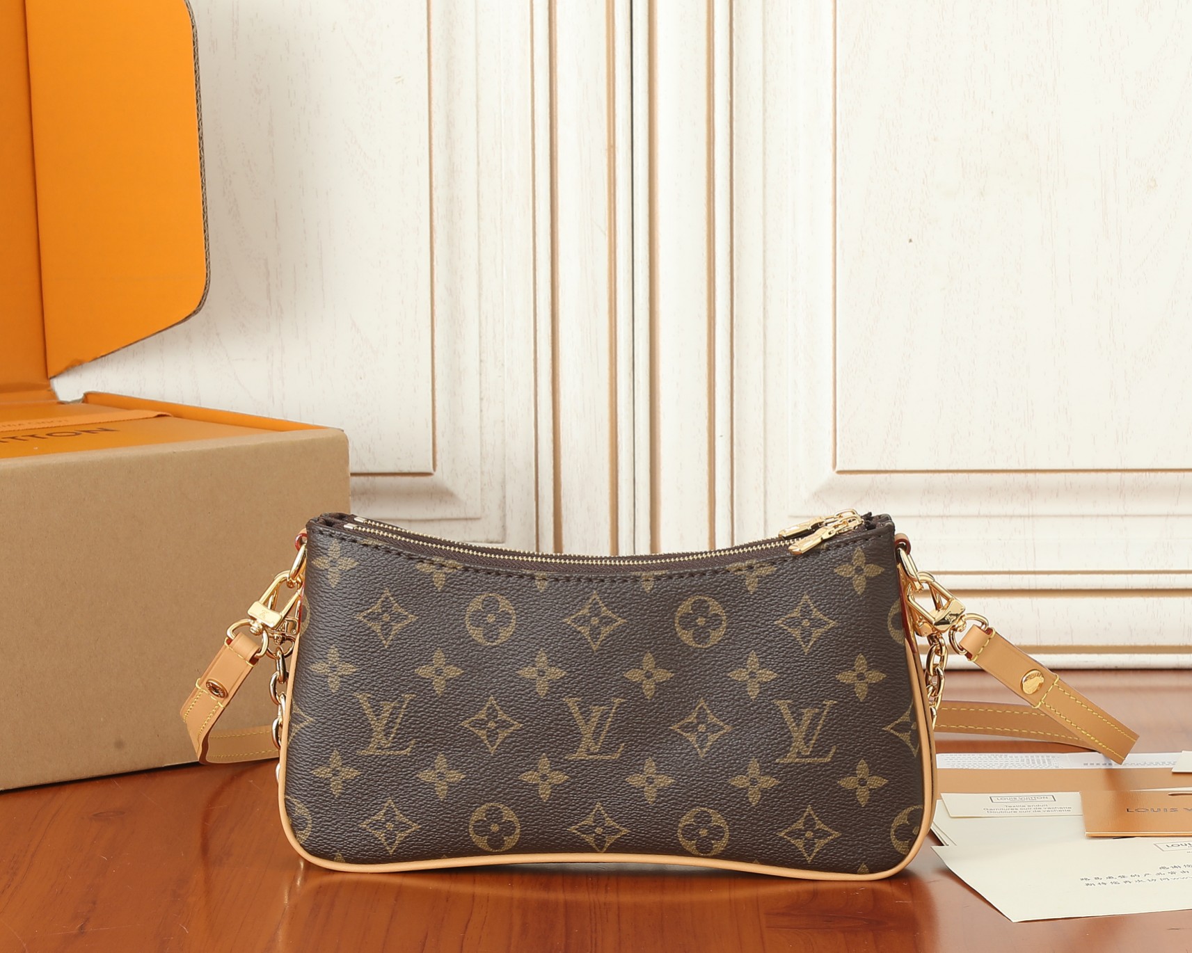 Pochette Liv Monogram Bag M83008