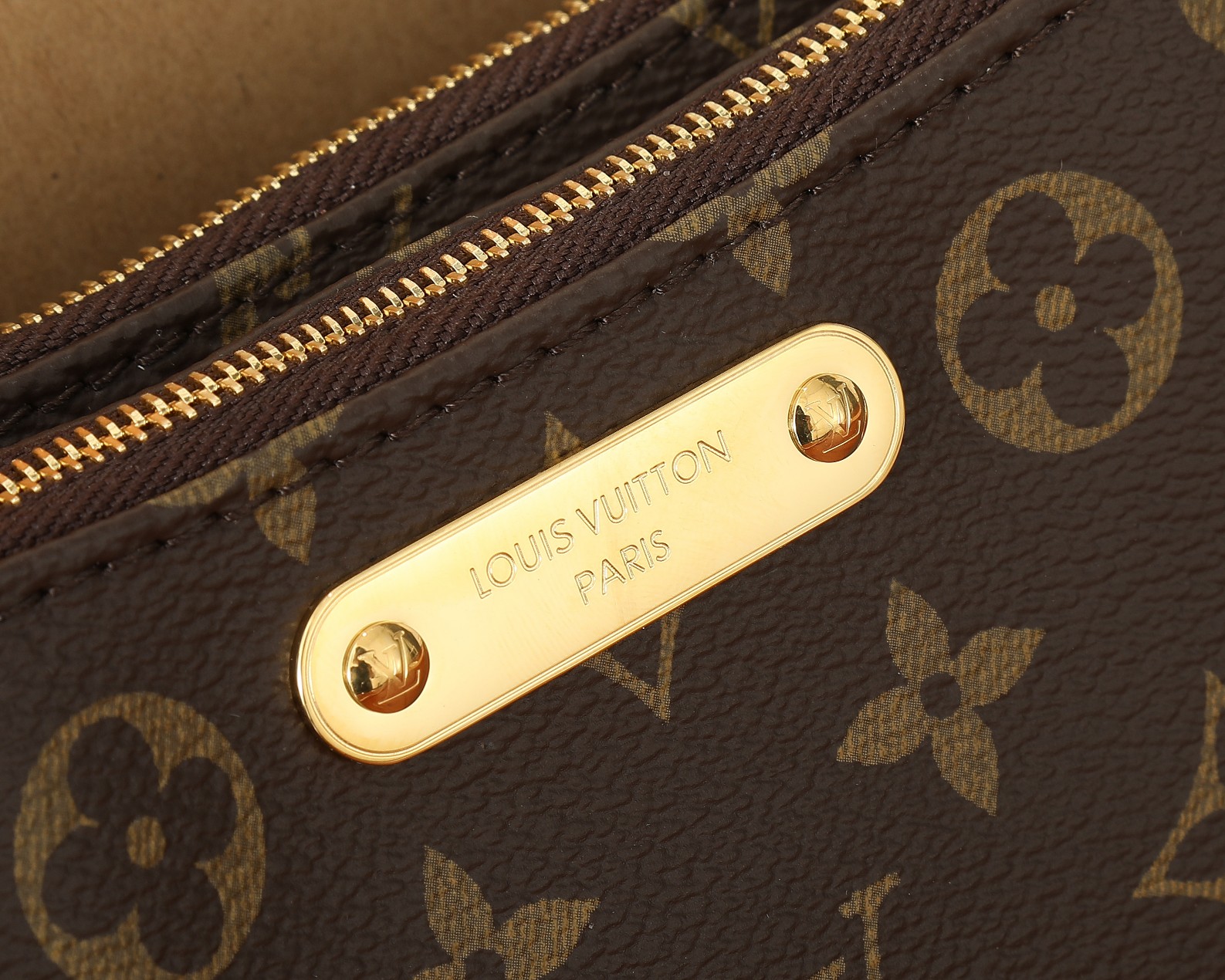 Pochette Liv Monogram Bag M83008