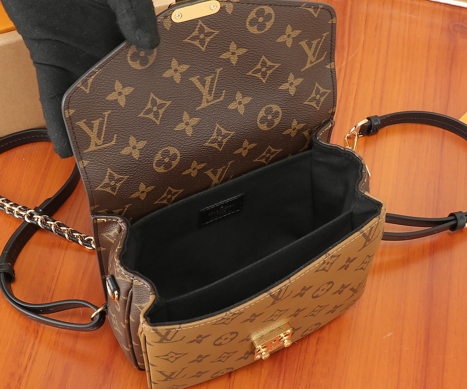 Pochette Métis Backpack Monogram Reverse M11941