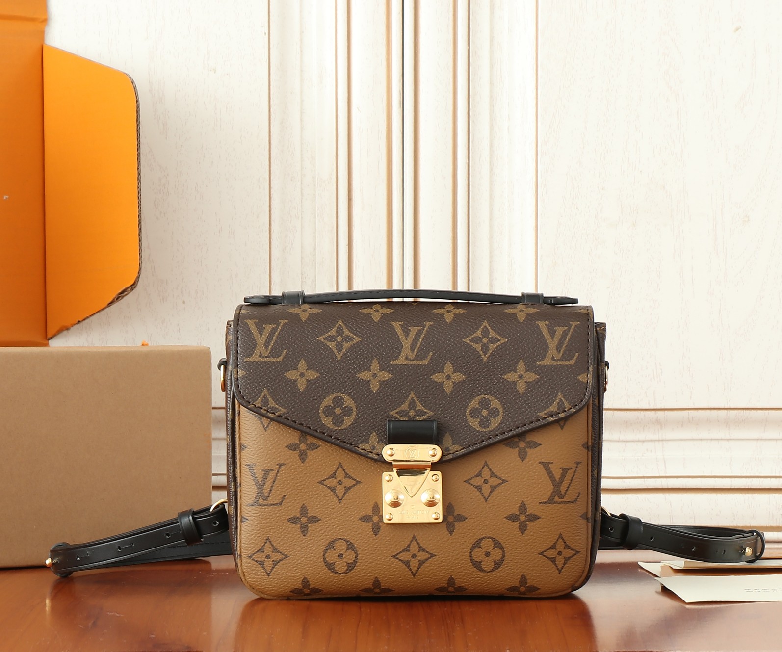Pochette Métis Backpack Monogram Reverse M11941