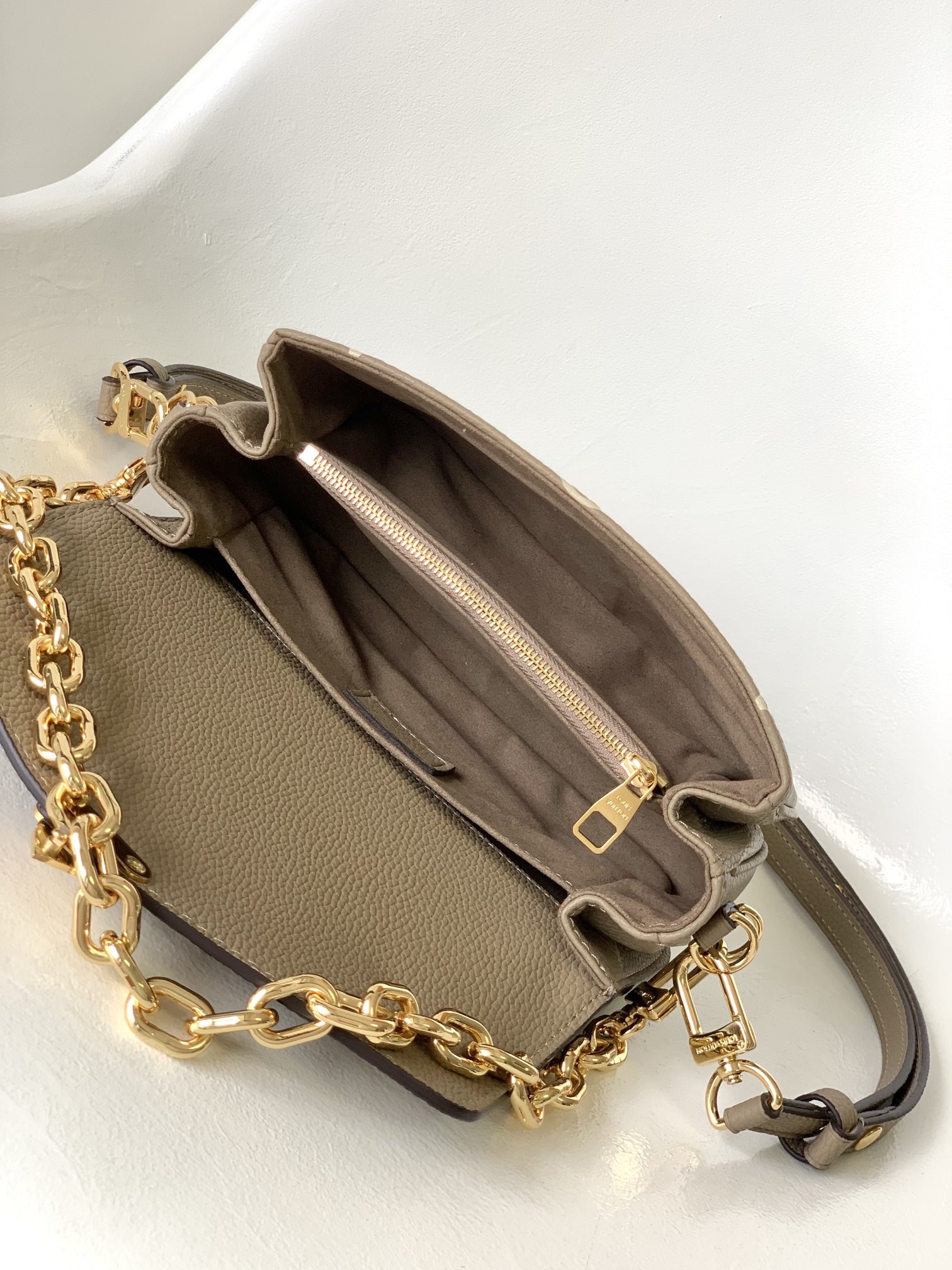 Pochette Métis East West Bag Bicolor Monogram Empreinte Leather Dove/Cream M23081