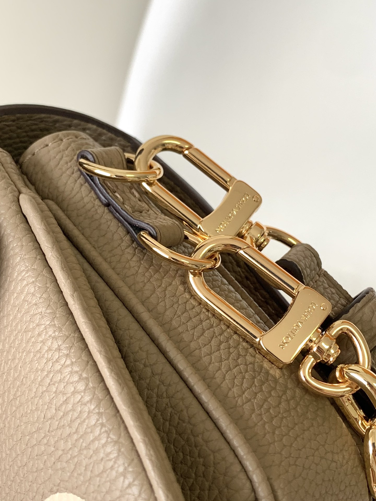 Pochette Métis East West Bag Bicolor Monogram Empreinte Leather Dove/Cream M23081