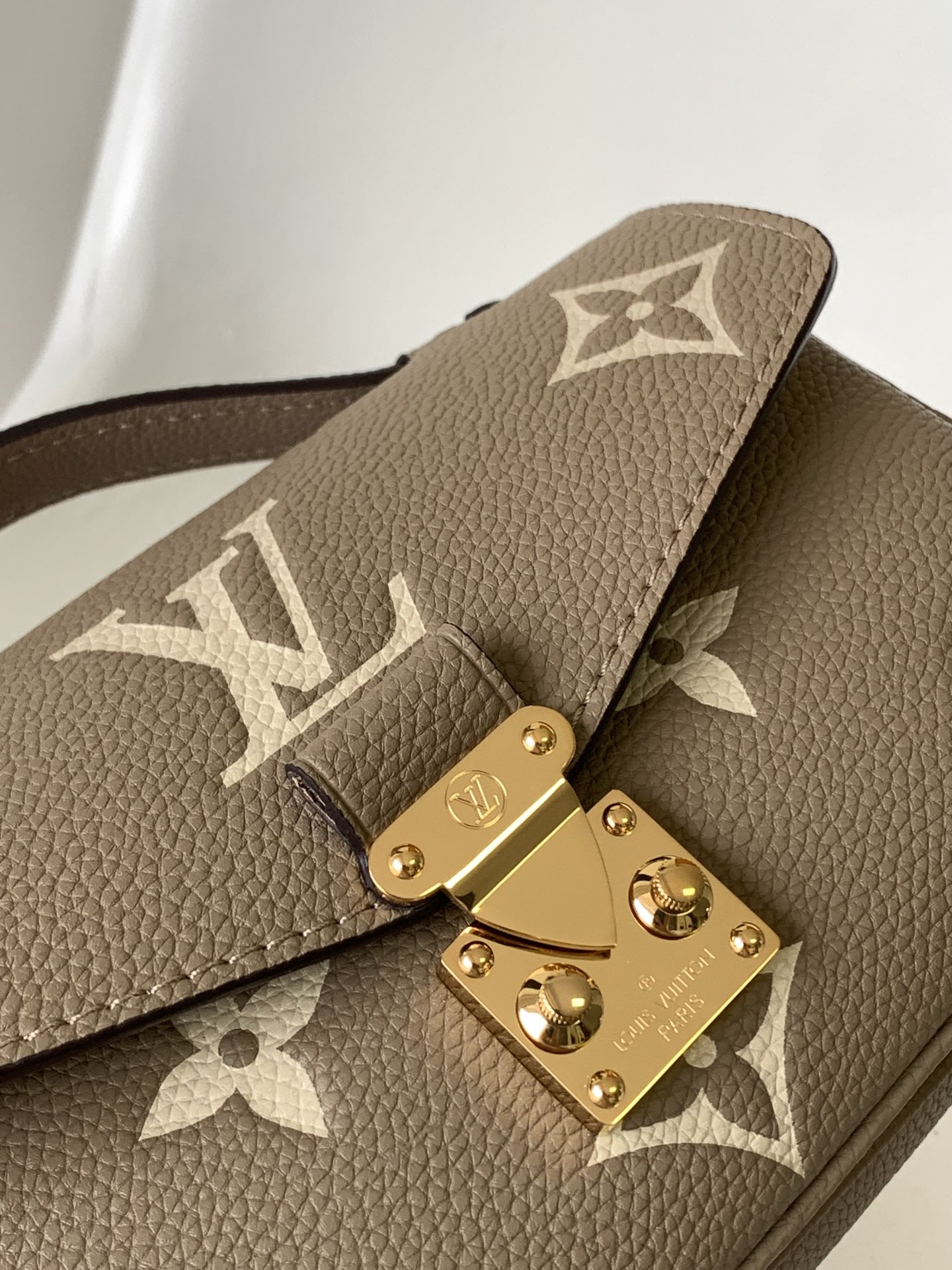 Pochette Métis East West Bag Bicolor Monogram Empreinte Leather Dove/Cream M23081