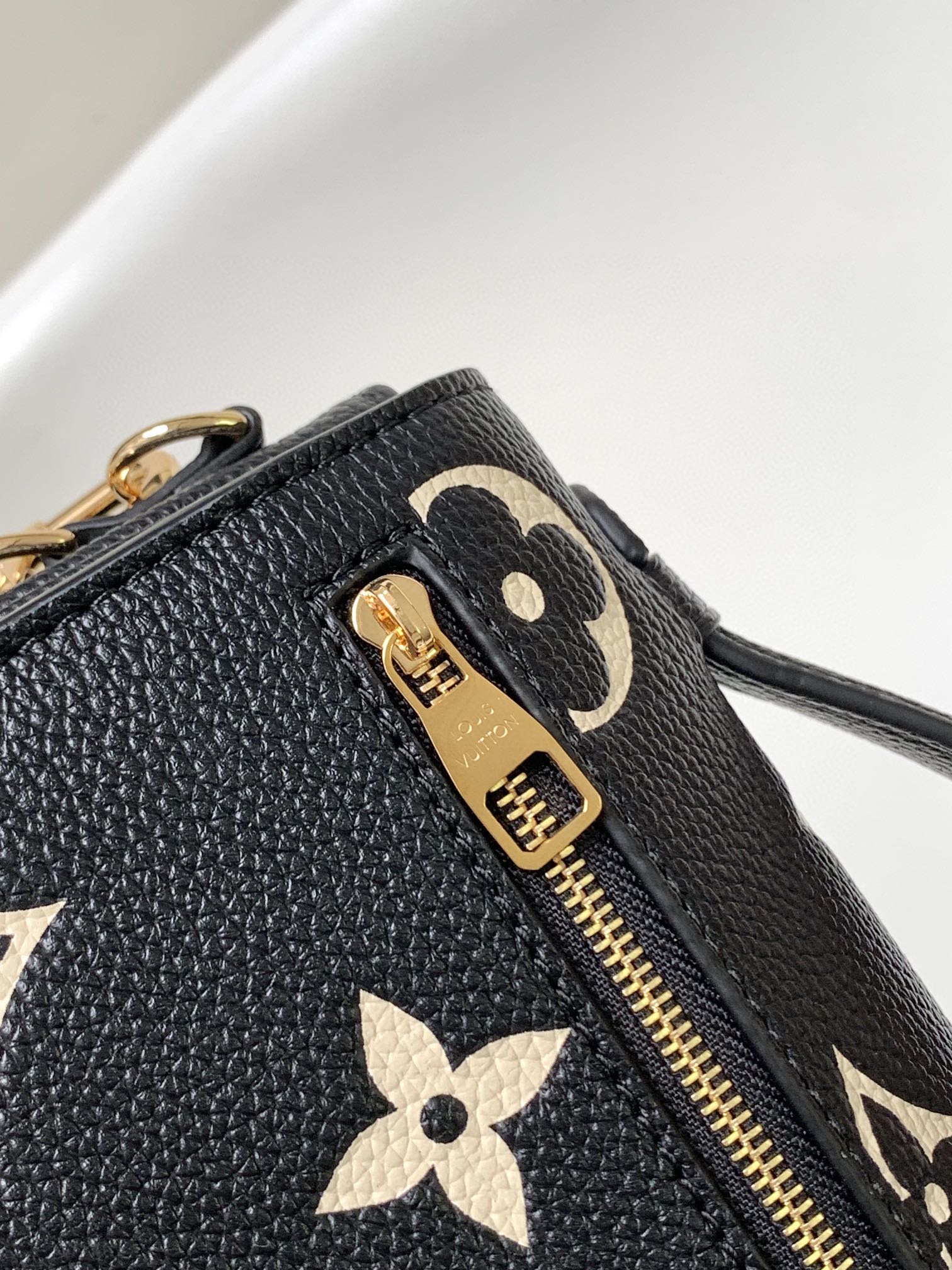 Pochette Métis East West Bag Bicolor Monogram Empreinte Leather Noir Beige M46596