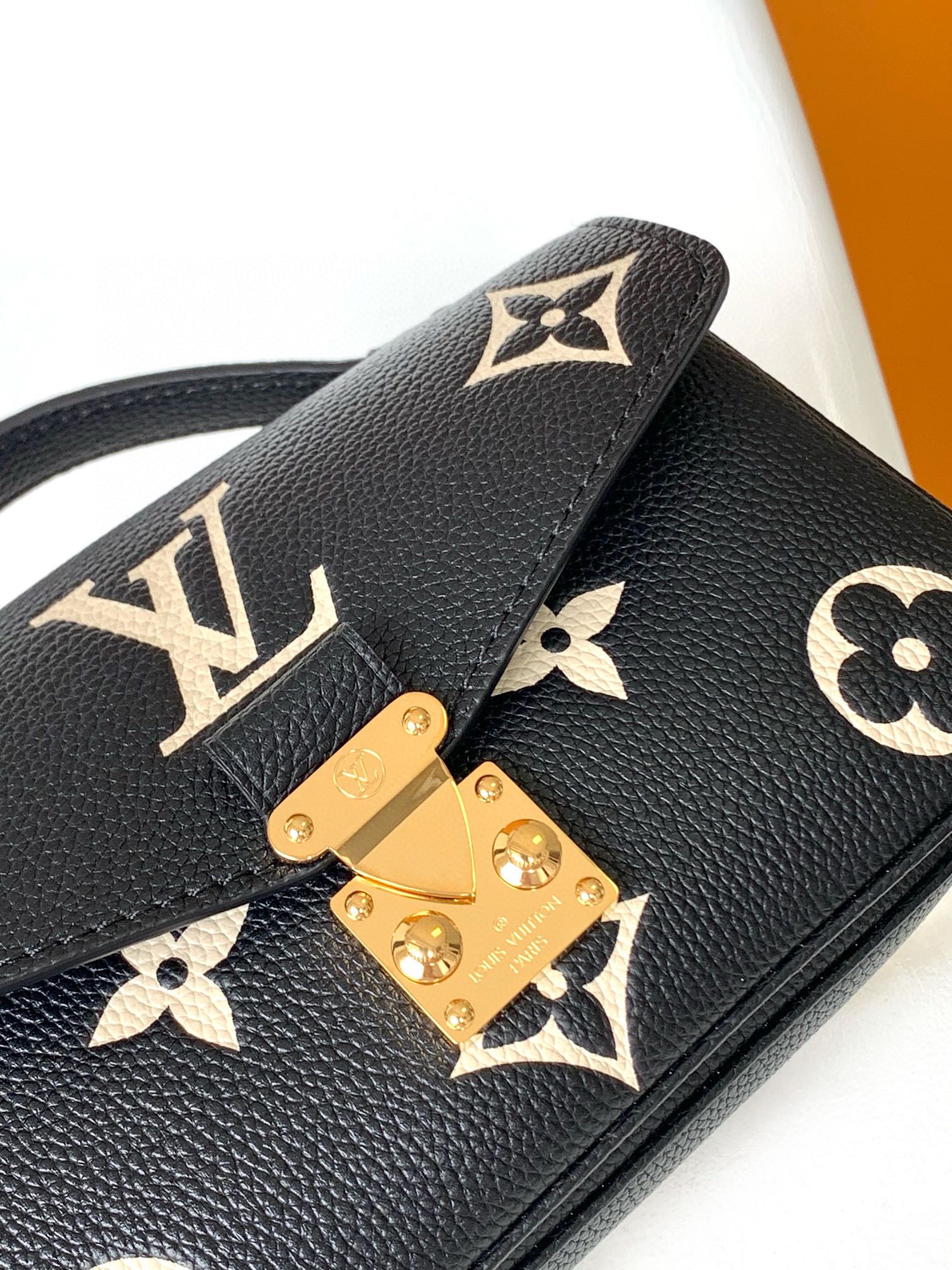 Pochette Métis East West Bag Bicolor Monogram Empreinte Leather Noir Beige M46596