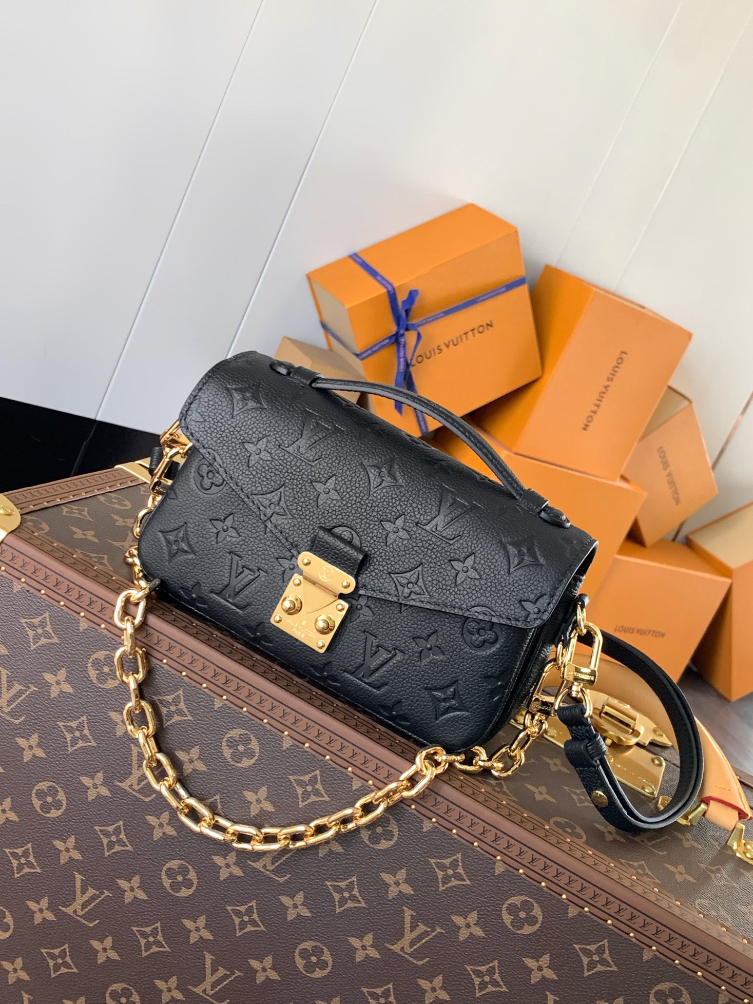 Pochette Métis East West Bag Monogram Empreinte Leather Black M46595