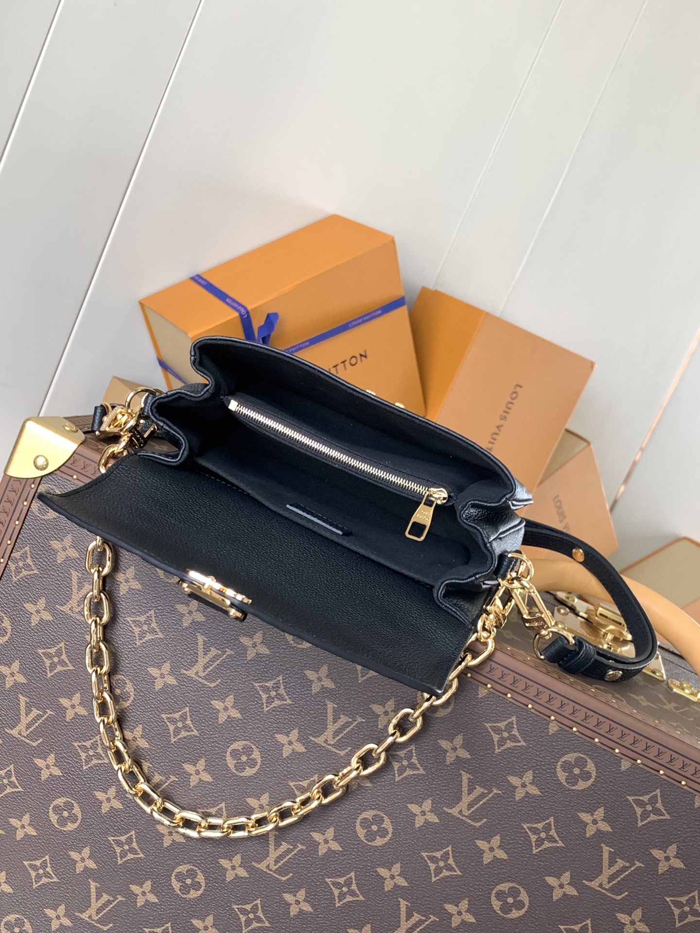 Pochette Métis East West Bag Monogram Empreinte Leather Black M46595