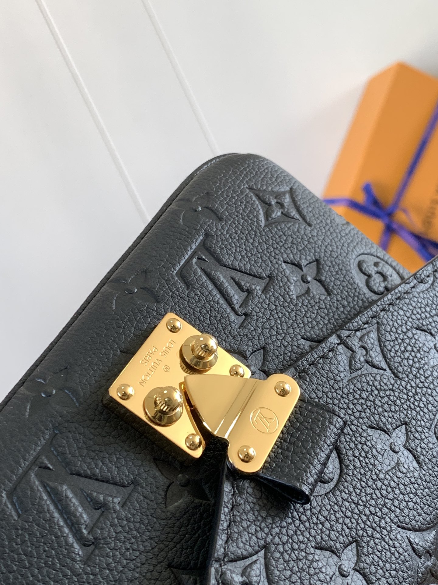 Pochette Métis East West Bag Monogram Empreinte Leather Black M46595