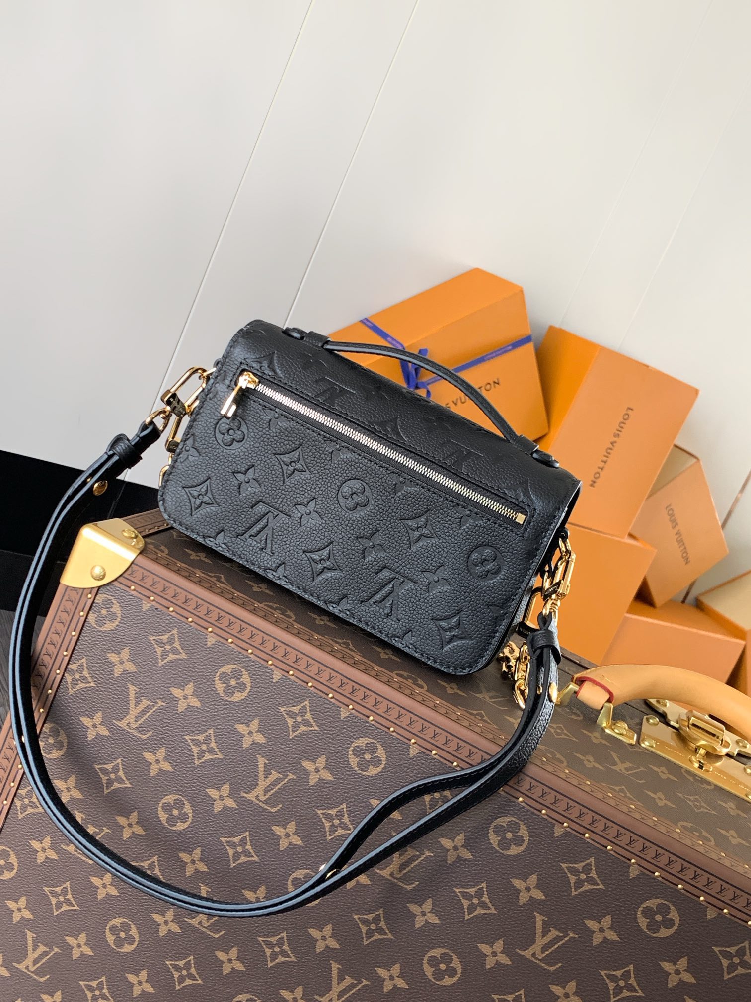 Pochette Métis East West Bag Monogram Empreinte Leather Black M46595