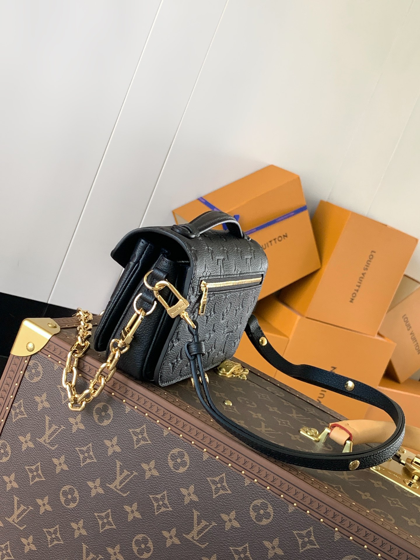 Pochette Métis East West Bag Monogram Empreinte Leather Black M46595