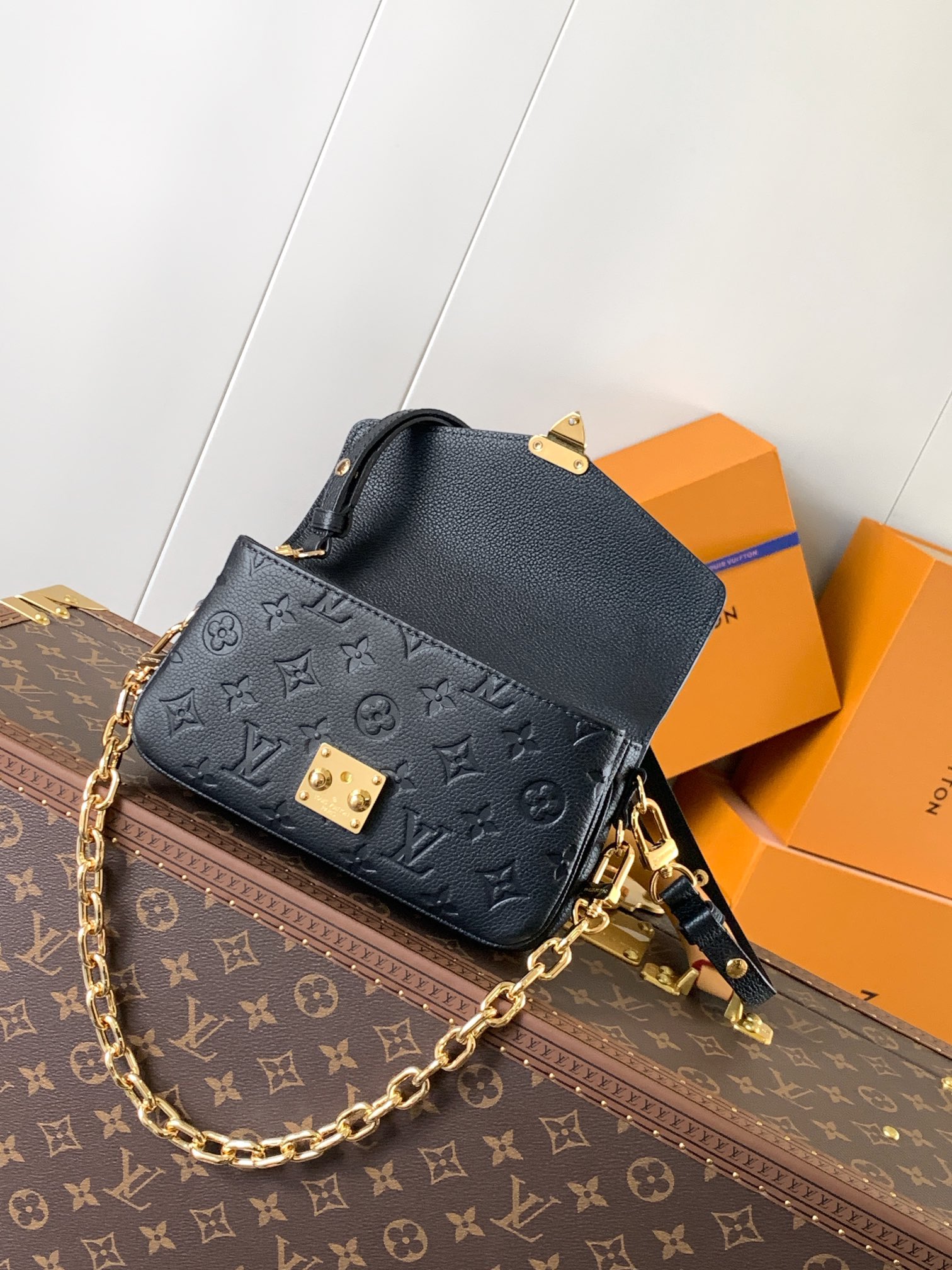 Pochette Métis East West Bag Monogram Empreinte Leather Black M46595