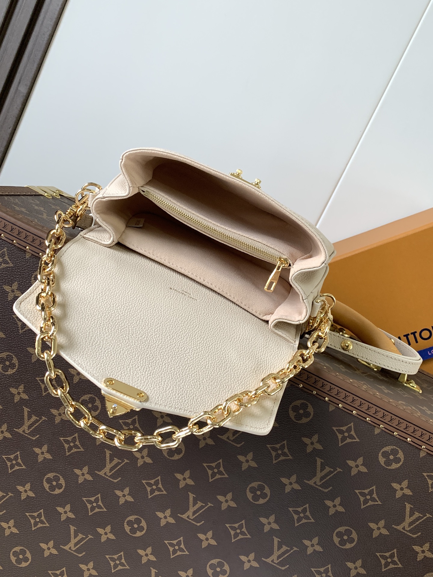 Pochette Métis East West Bag Monogram Empreinte Leather Cream M22942