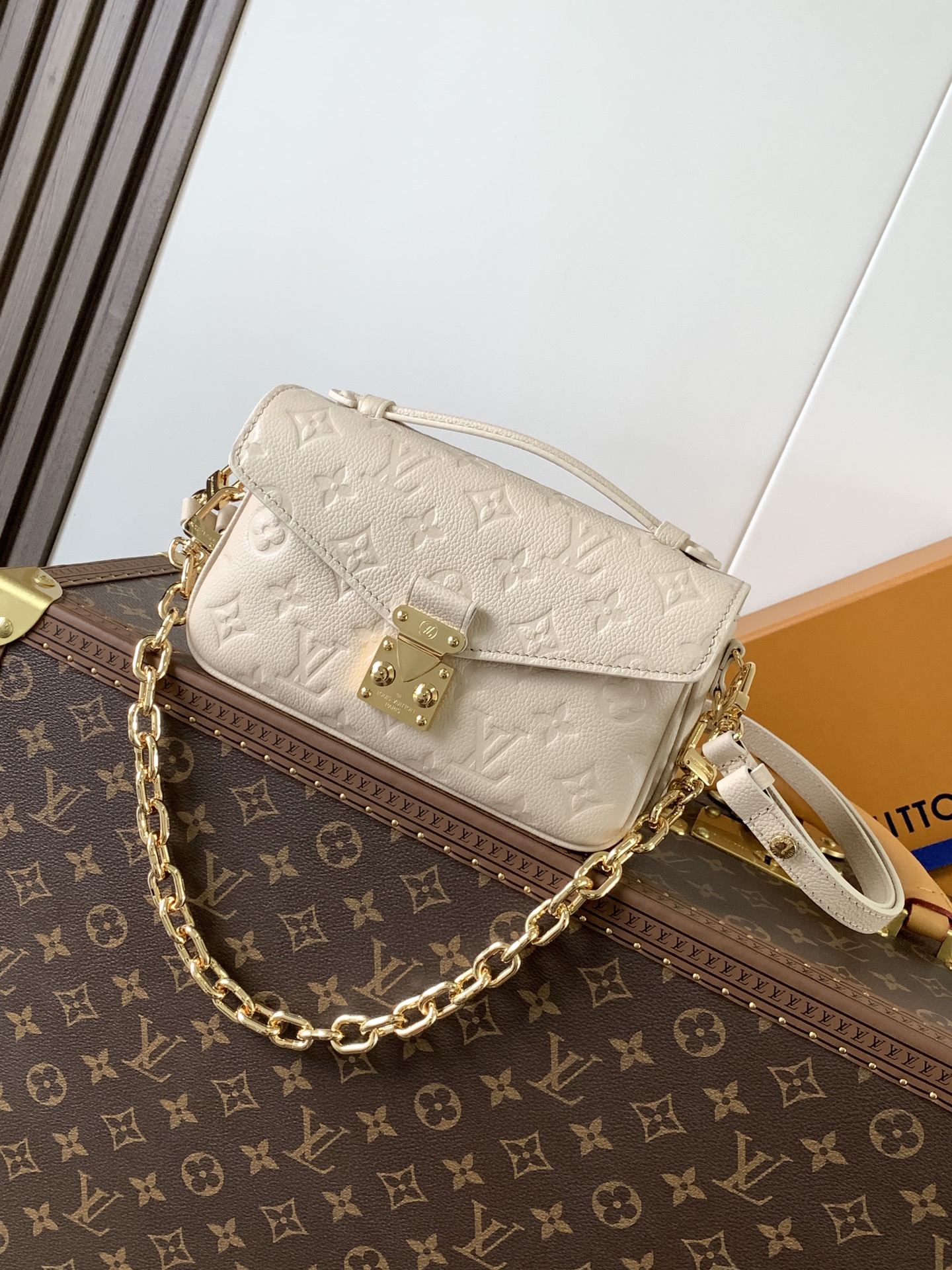 Pochette Métis East West Bag Monogram Empreinte Leather Cream M22942