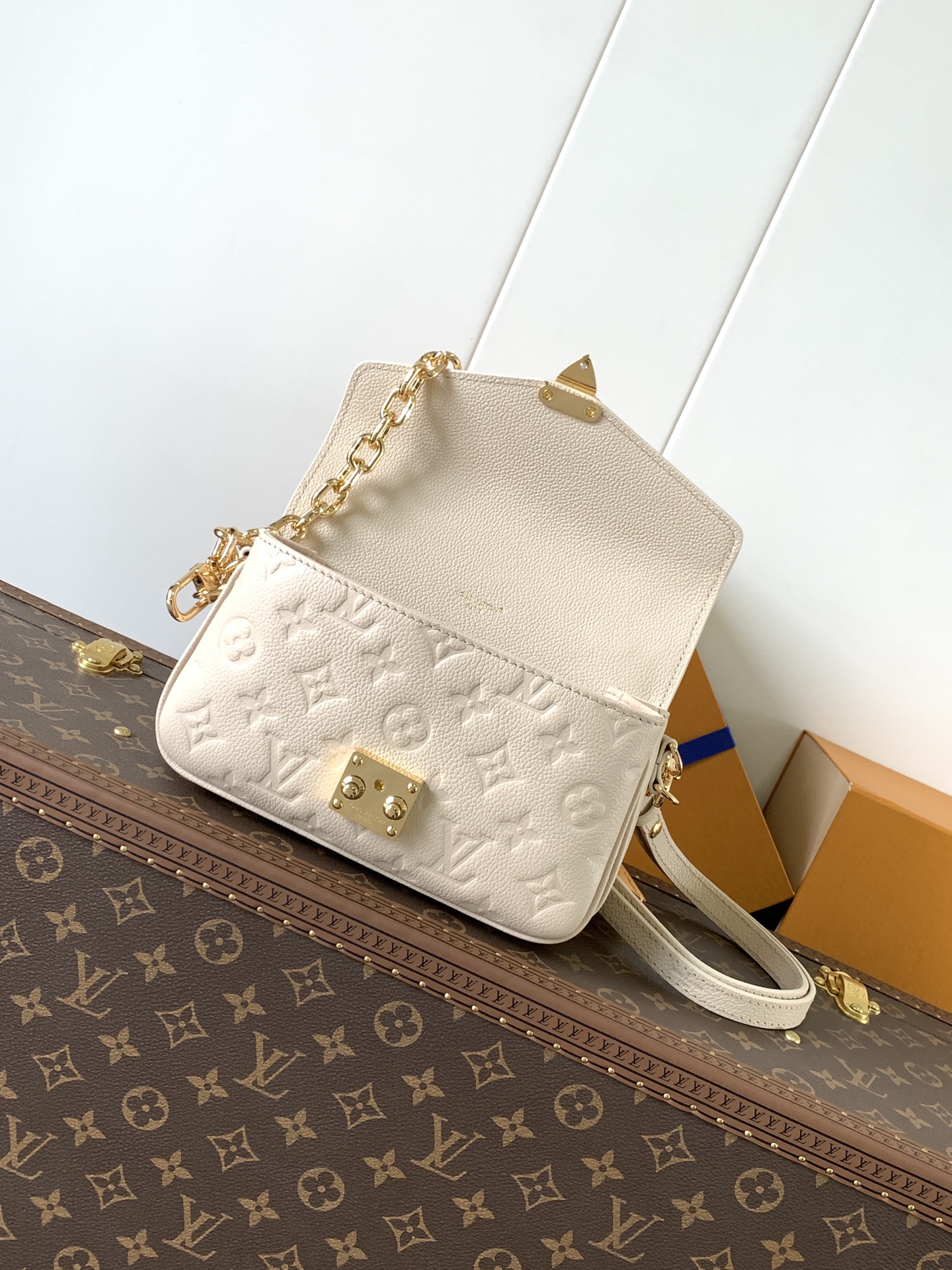 Pochette Métis East West Bag Monogram Empreinte Leather Cream M22942
