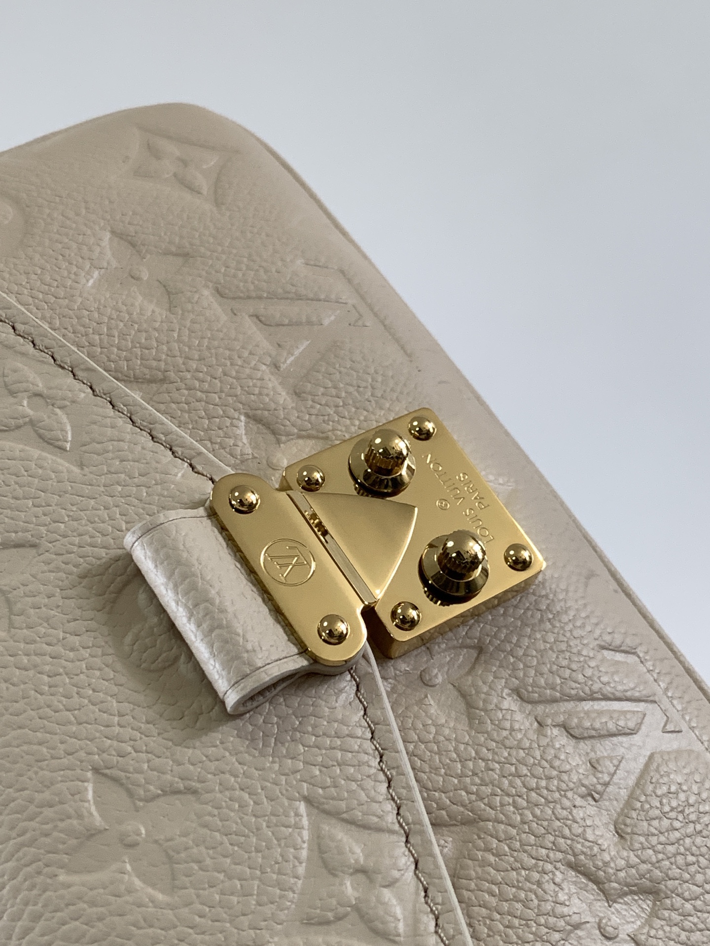 Pochette Métis East West Bag Monogram Empreinte Leather Cream M22942