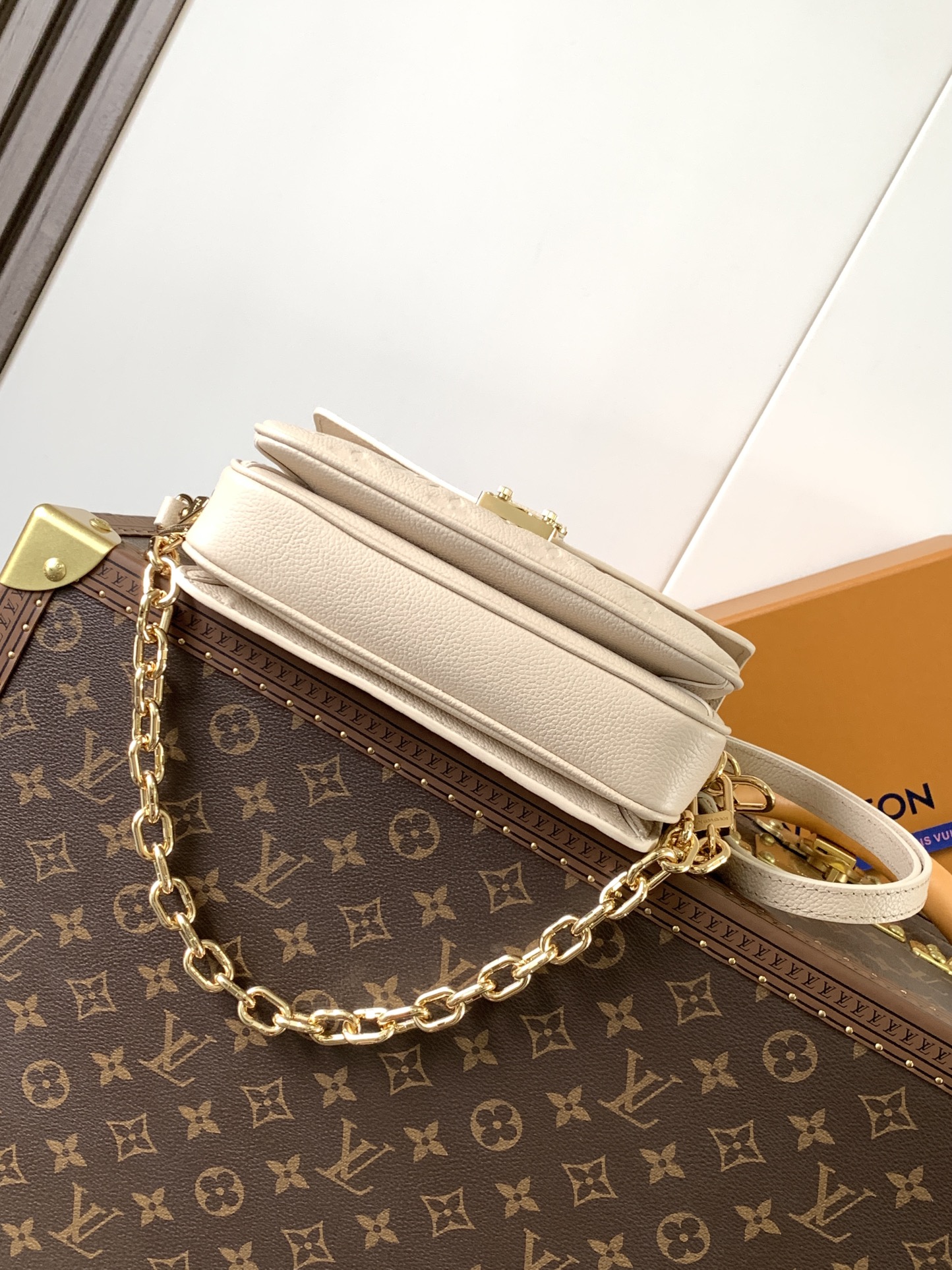 Pochette Métis East West Bag Monogram Empreinte Leather Cream M22942