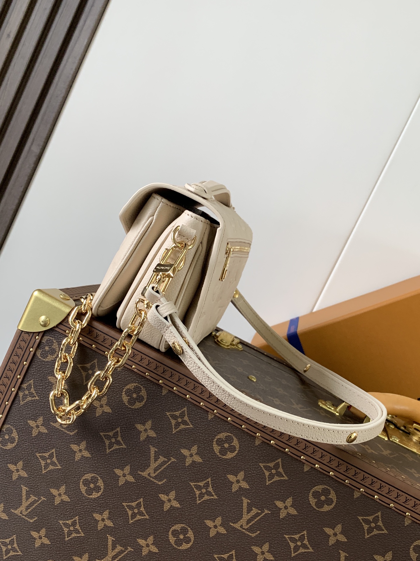 Pochette Métis East West Bag Monogram Empreinte Leather Cream M22942