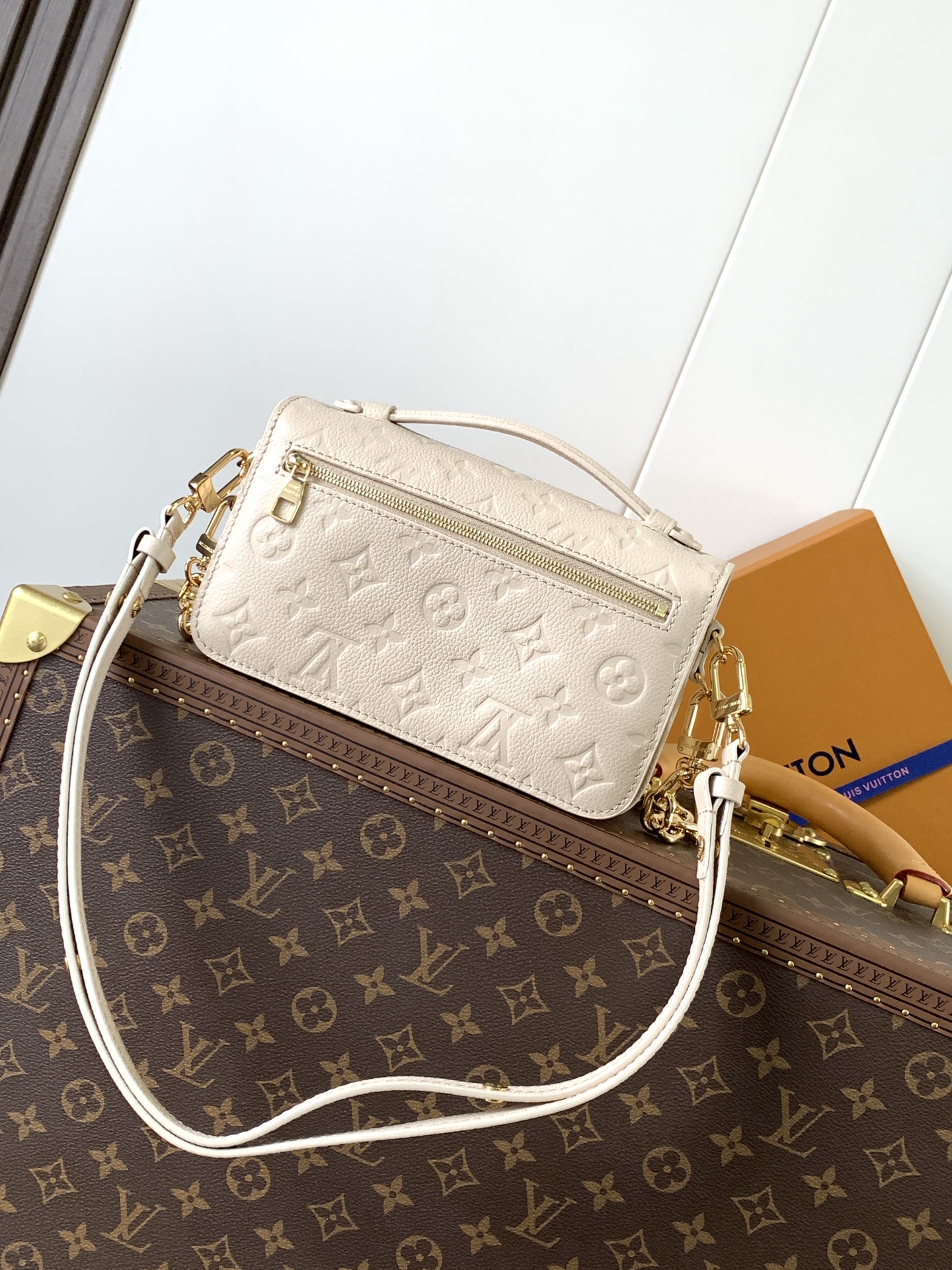 Pochette Métis East West Bag Monogram Empreinte Leather Cream M22942