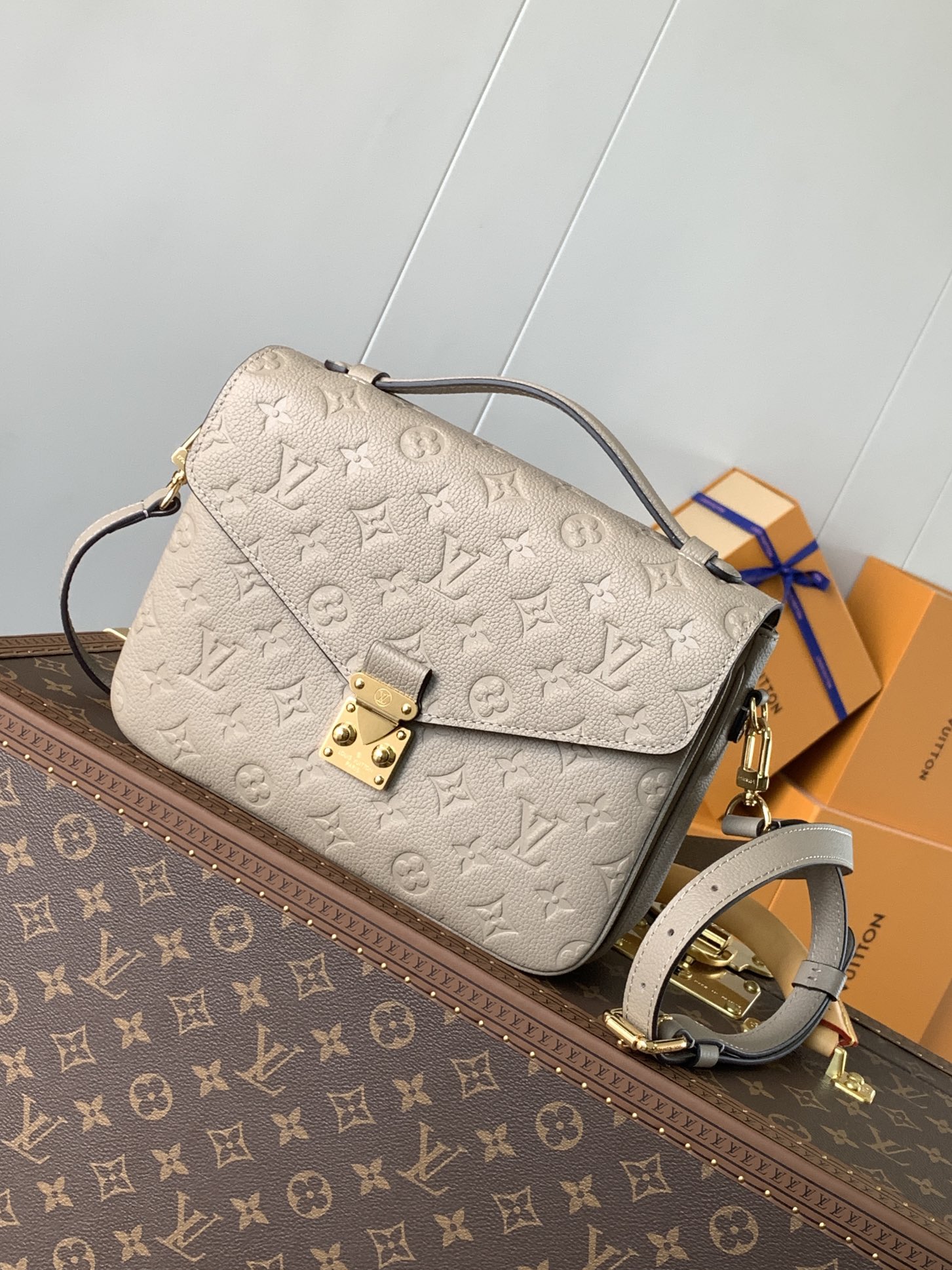 Pochette Métis Monogram Empreinte Leather Turtledove M44881
