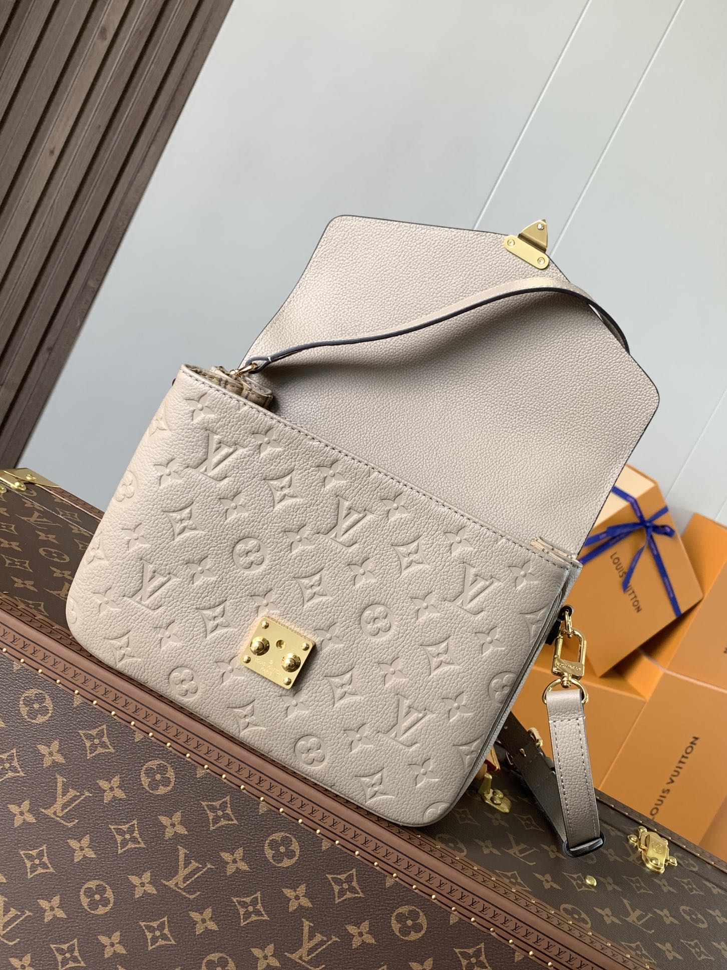 Pochette Métis Monogram Empreinte Leather Turtledove M44881