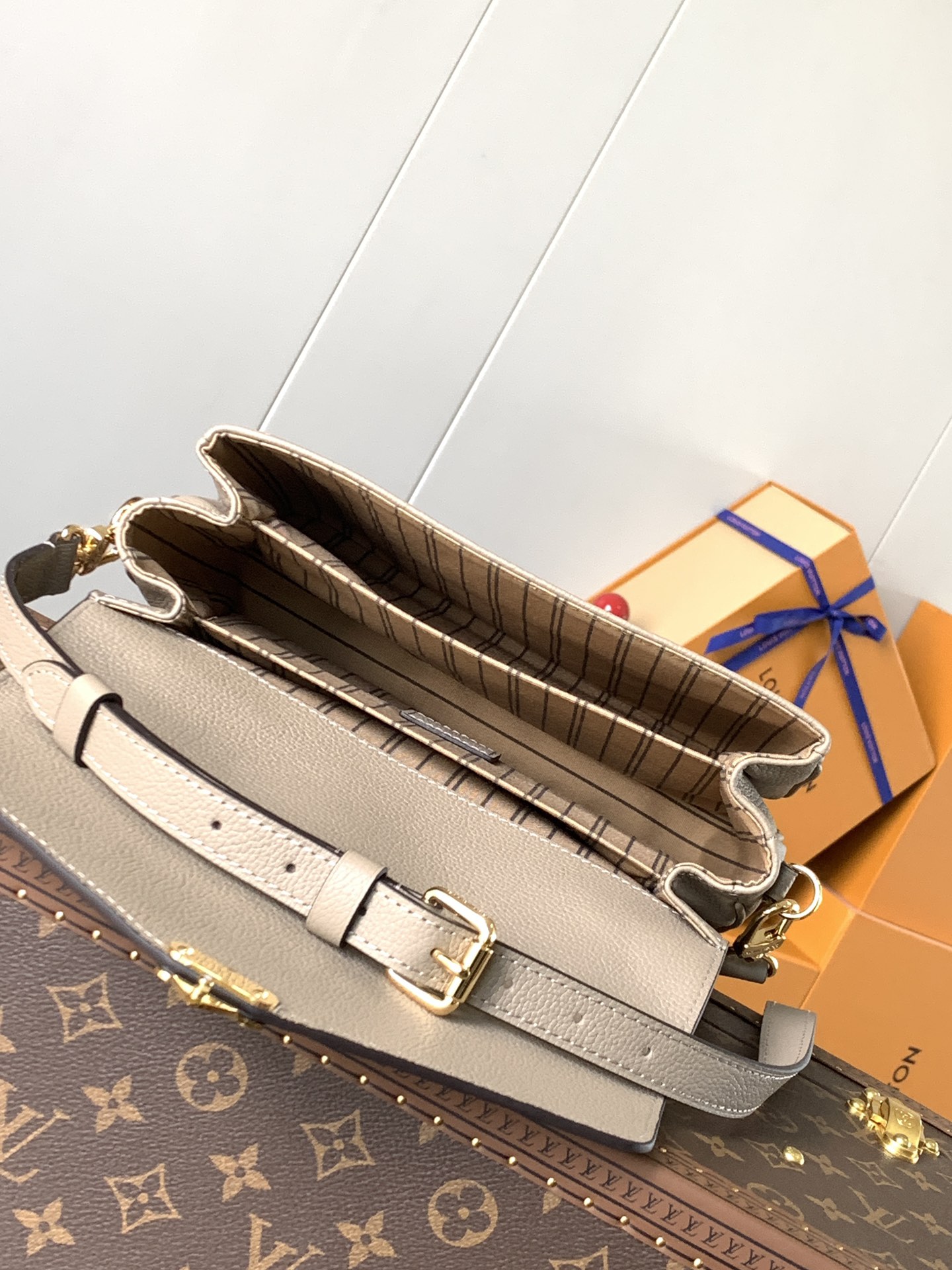 Pochette Métis Monogram Empreinte Leather Turtledove M44881