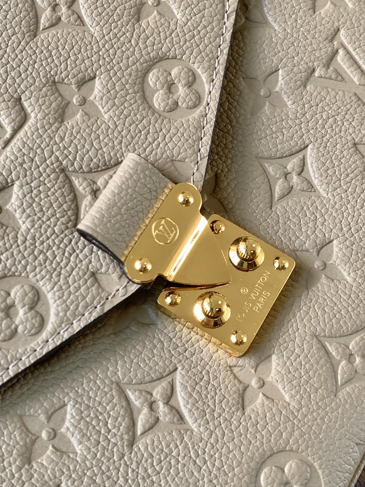 Pochette Métis Monogram Empreinte Leather Turtledove M44881