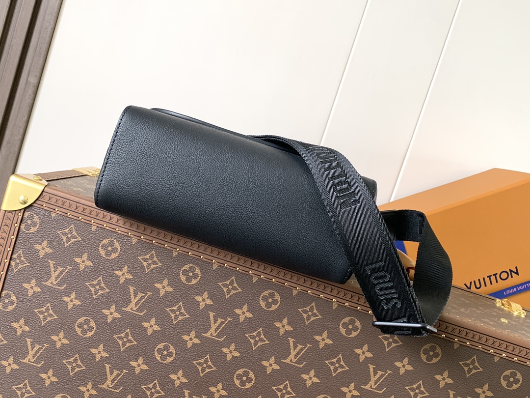 Pulse Messenger Bag G65 Black Monogram Shadow M14874