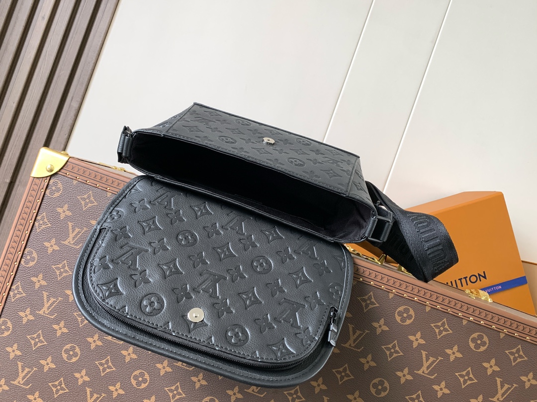 Pulse Messenger Bag G65 Black Monogram Shadow M14874