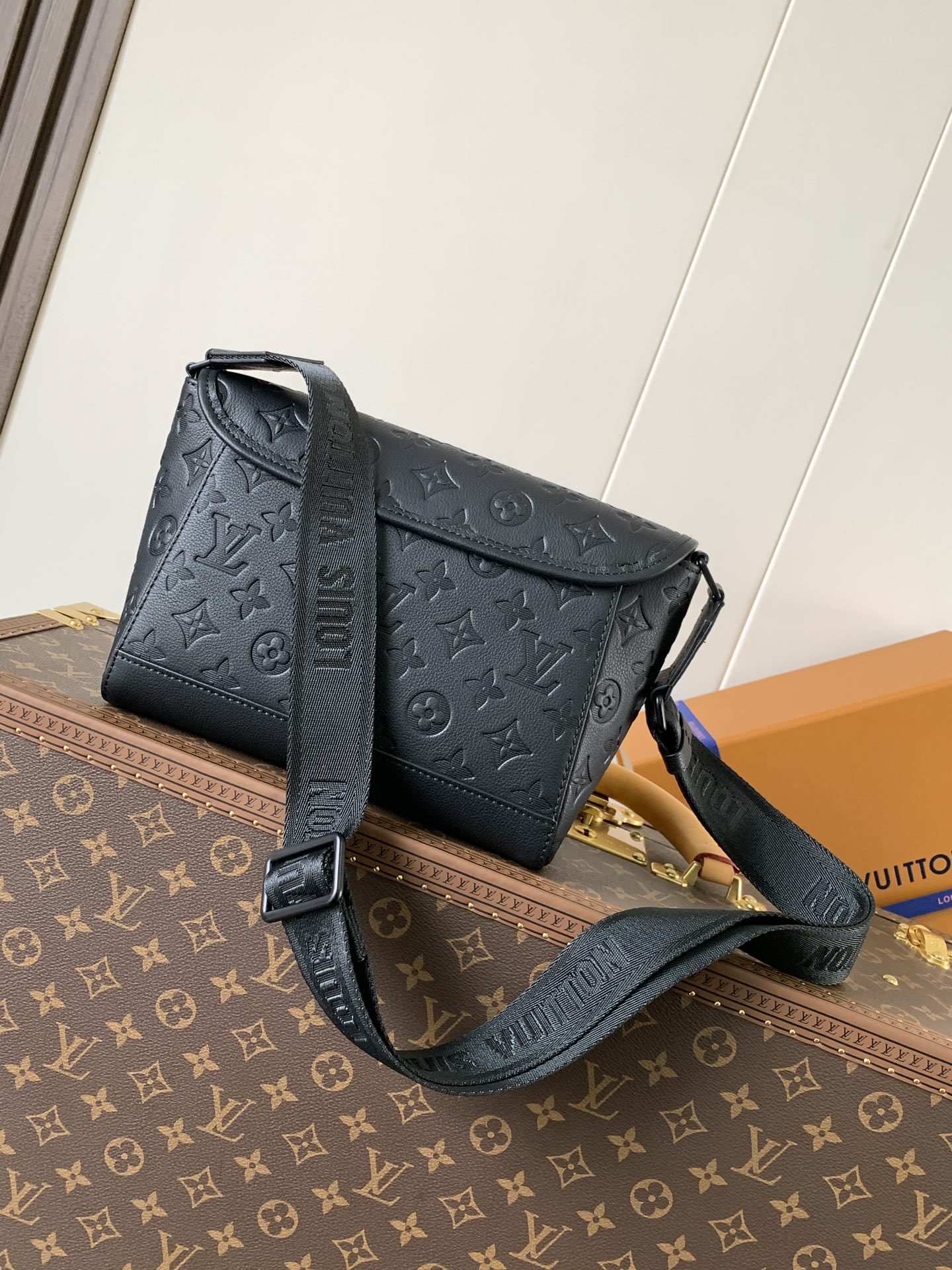 Pulse Messenger Bag G65 Black Monogram Shadow M14874