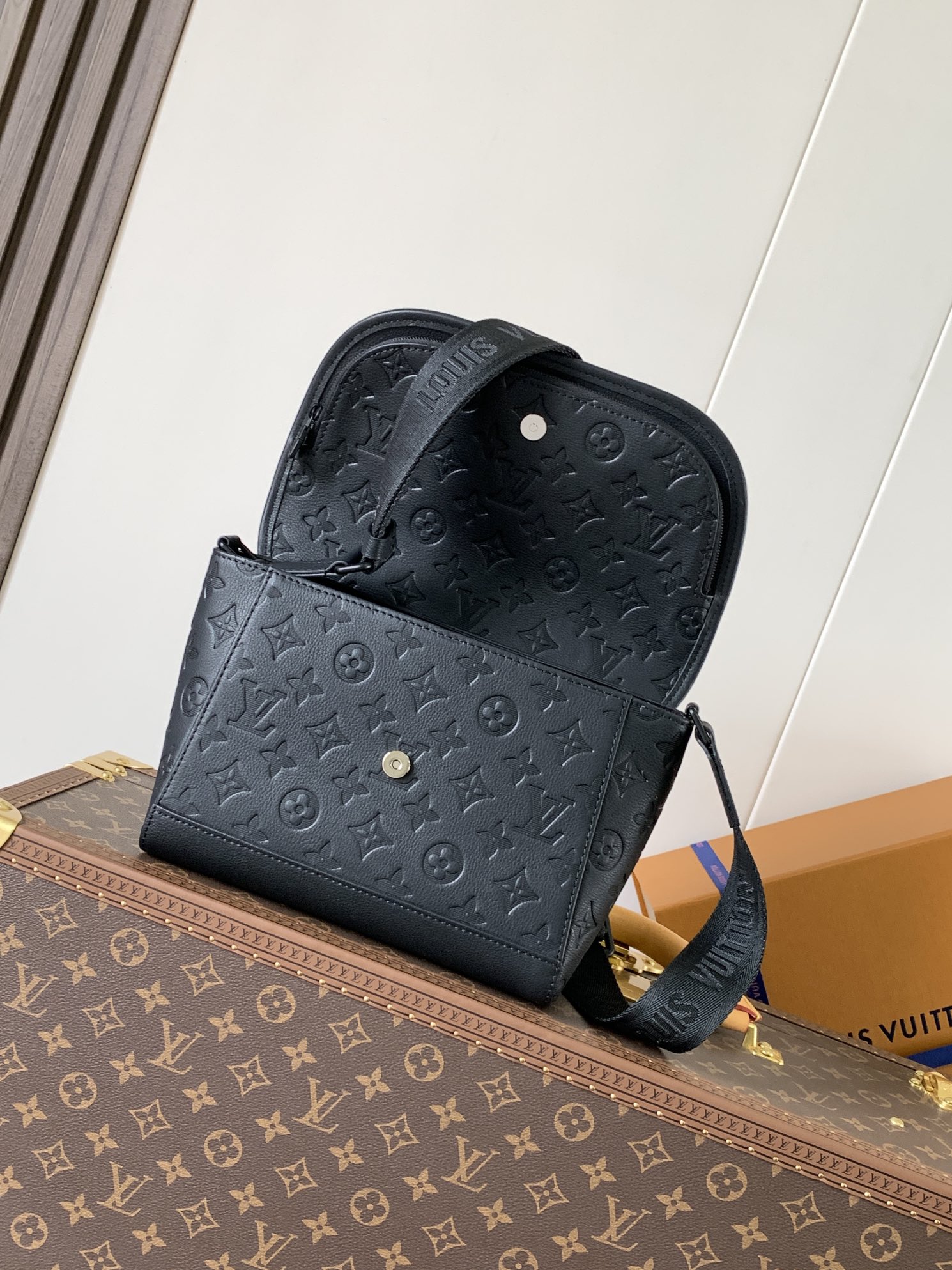 Pulse Messenger Bag G65 Black Monogram Shadow M14874