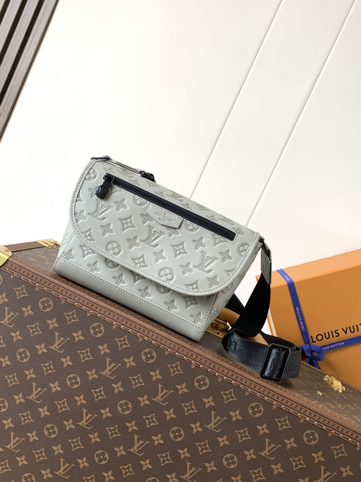 Pulse Messenger Bag G65 Sand Monogram Shadow M14912