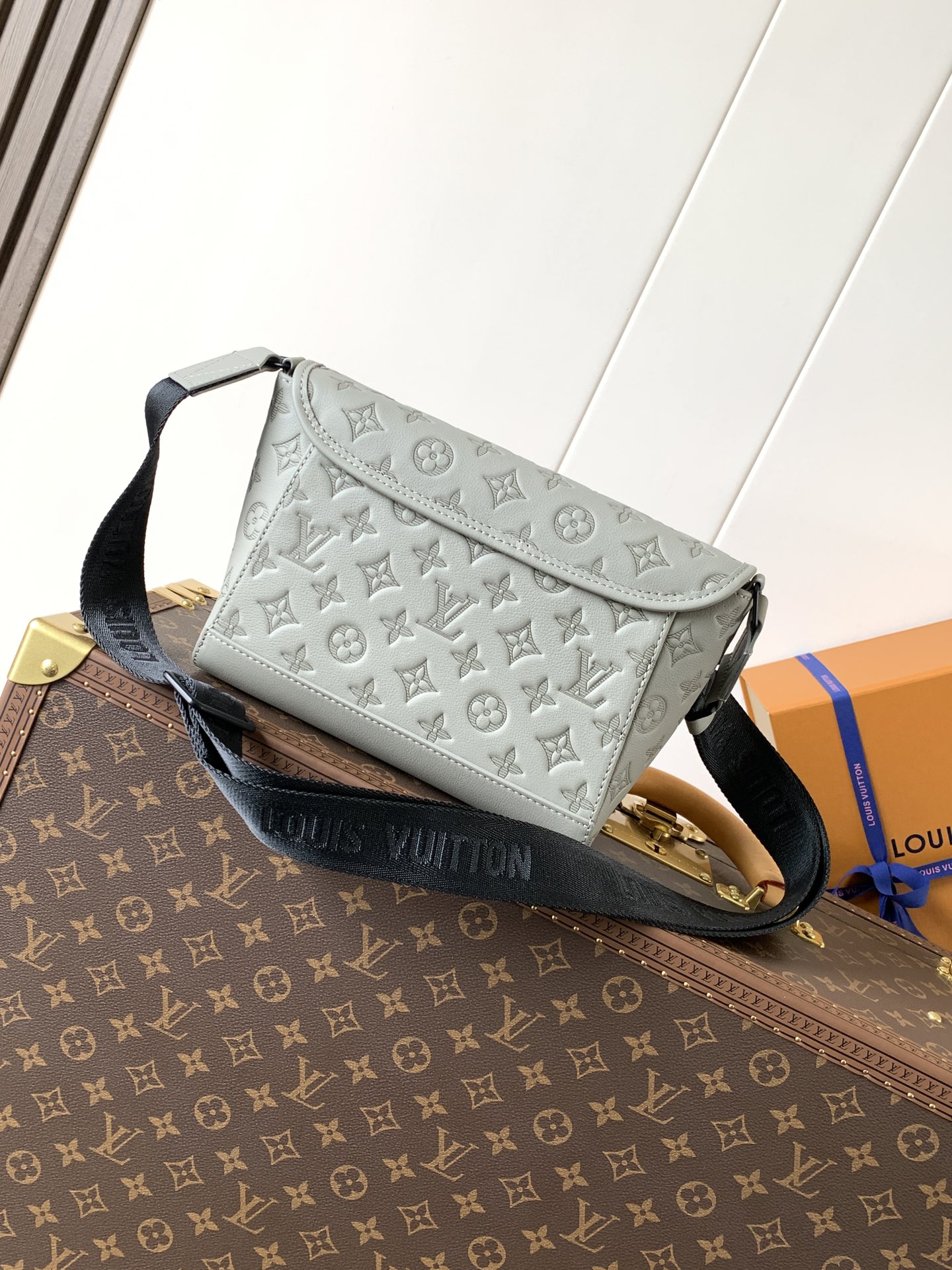 Pulse Messenger Bag G65 Sand Monogram Shadow M14912