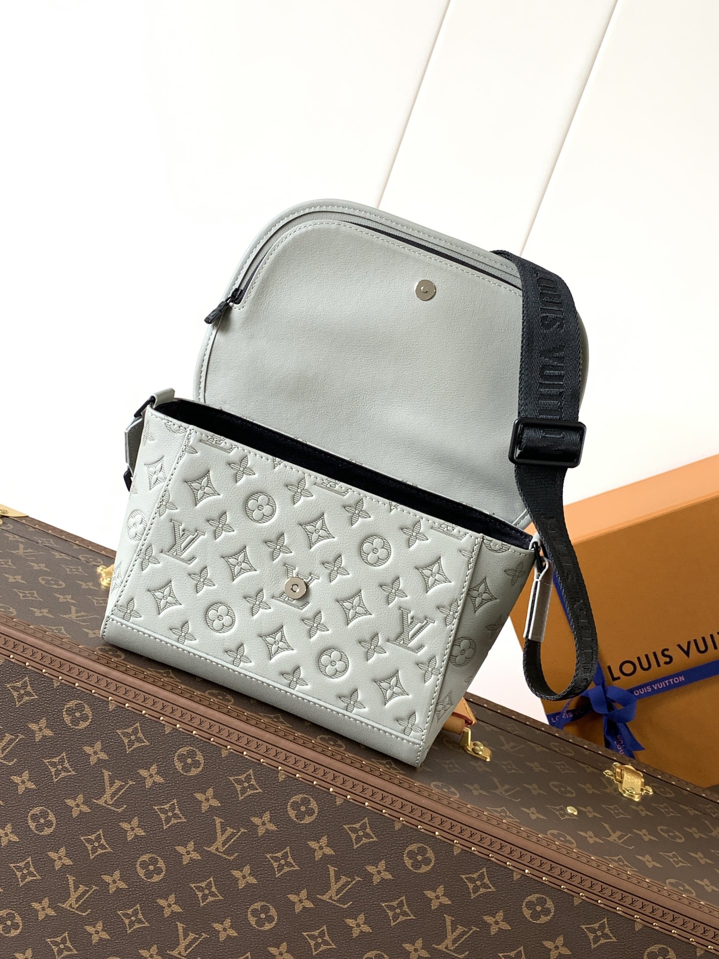 Pulse Messenger Bag G65 Sand Monogram Shadow M14912