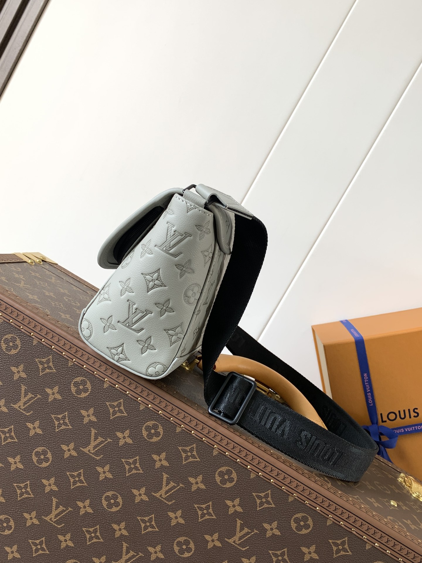 Pulse Messenger Bag G65 Sand Monogram Shadow M14912
