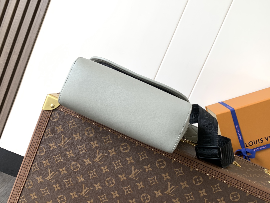 Pulse Messenger Bag G65 Sand Monogram Shadow M14912