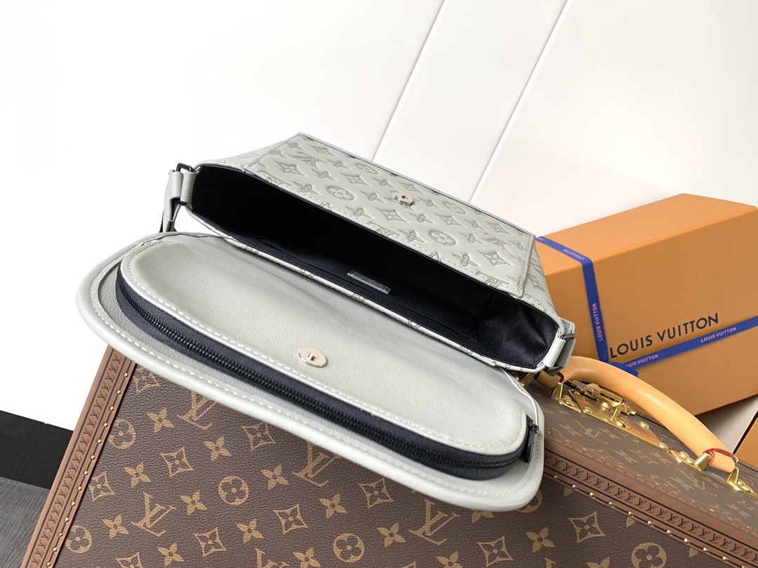Pulse Messenger Bag G65 Sand Monogram Shadow M14912
