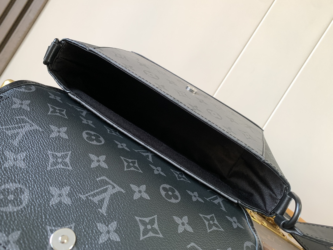 Pulse Messenger Bag Monogram Eclipse M12681