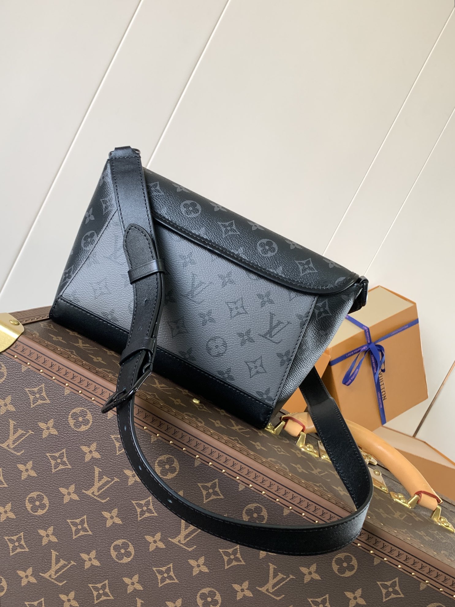 Pulse Messenger Bag Monogram Eclipse M12681