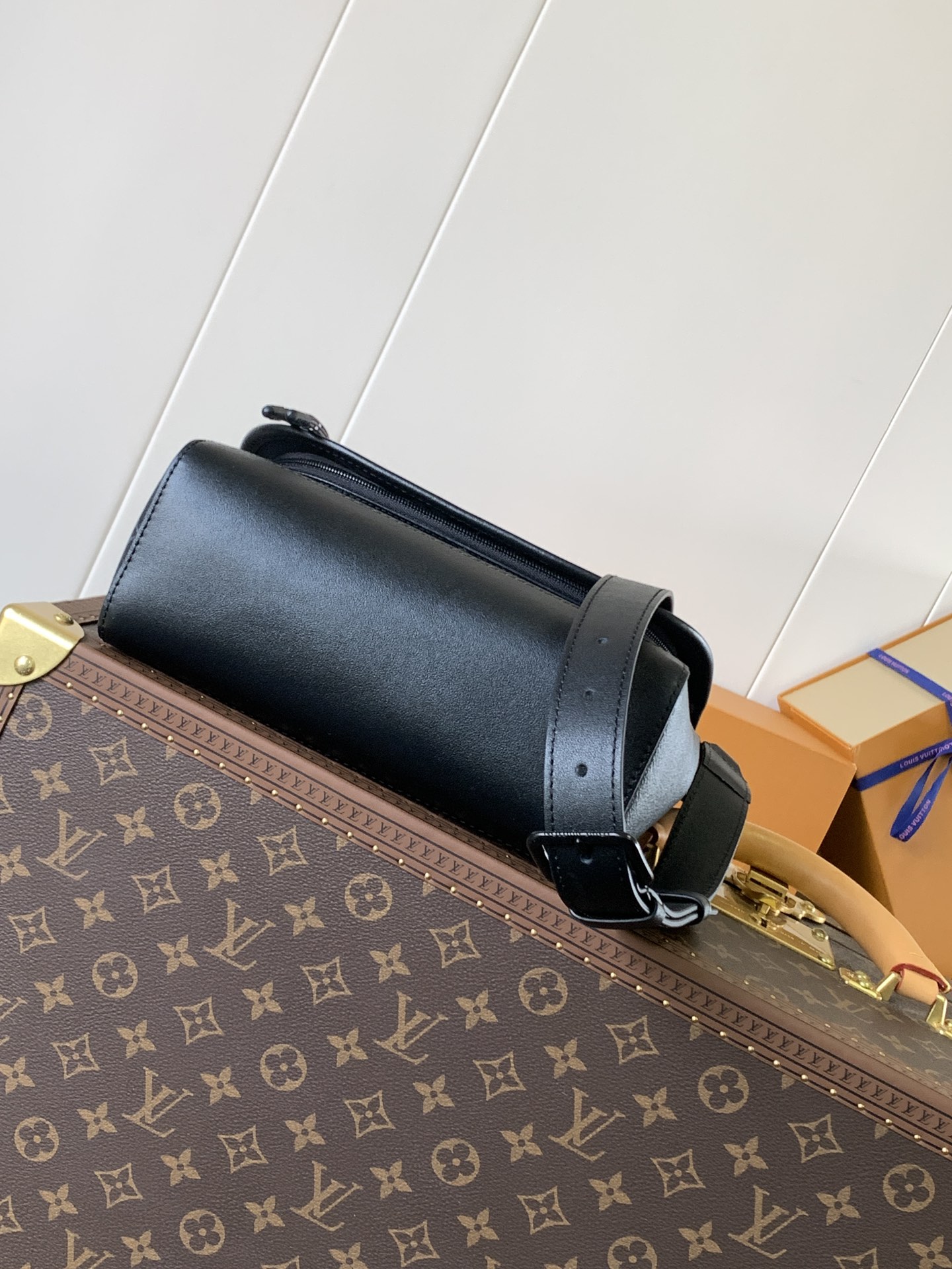 Pulse Messenger Bag Monogram Eclipse M12681