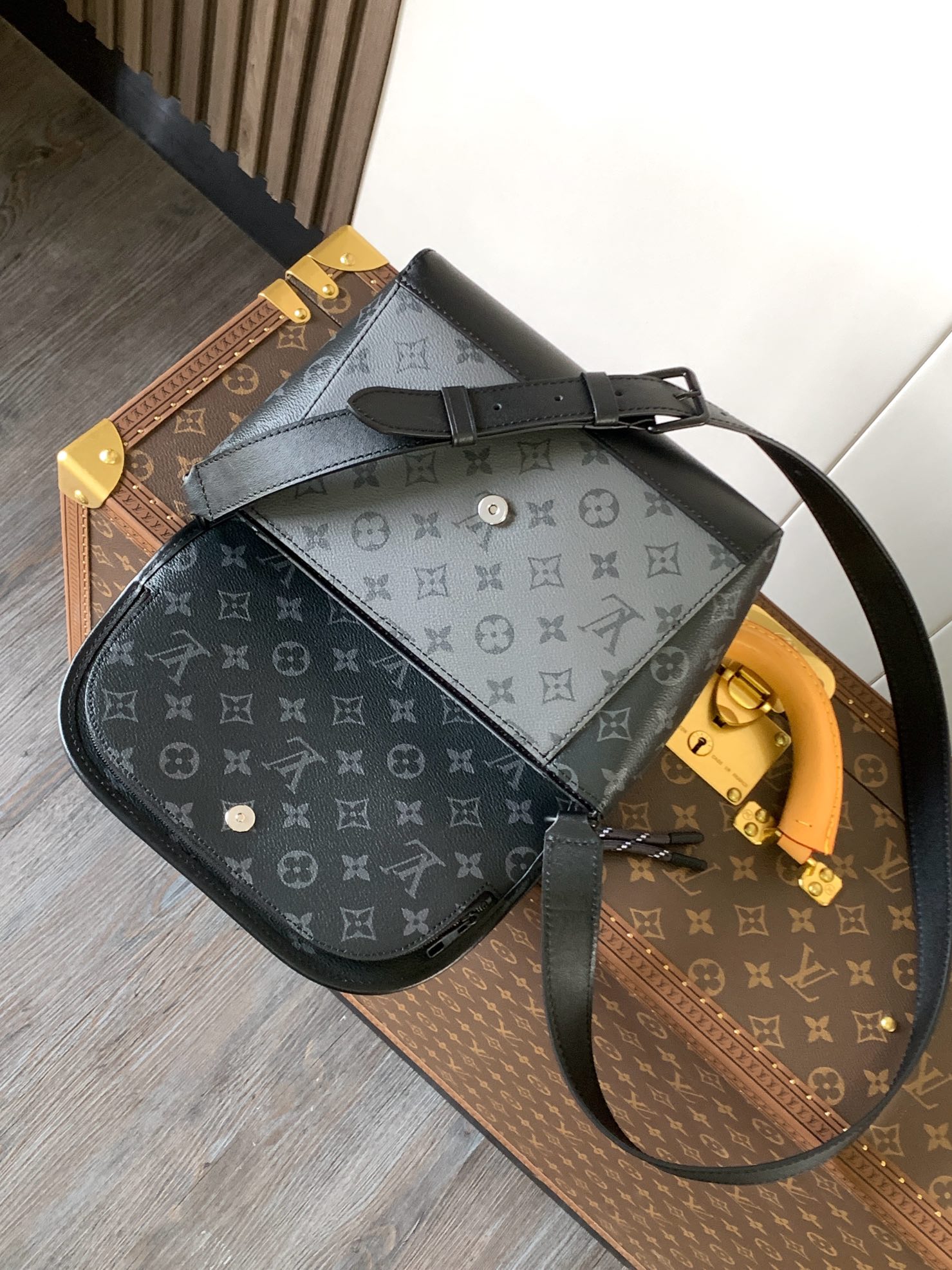 Pulse Messenger Bag Monogram Eclipse M12681