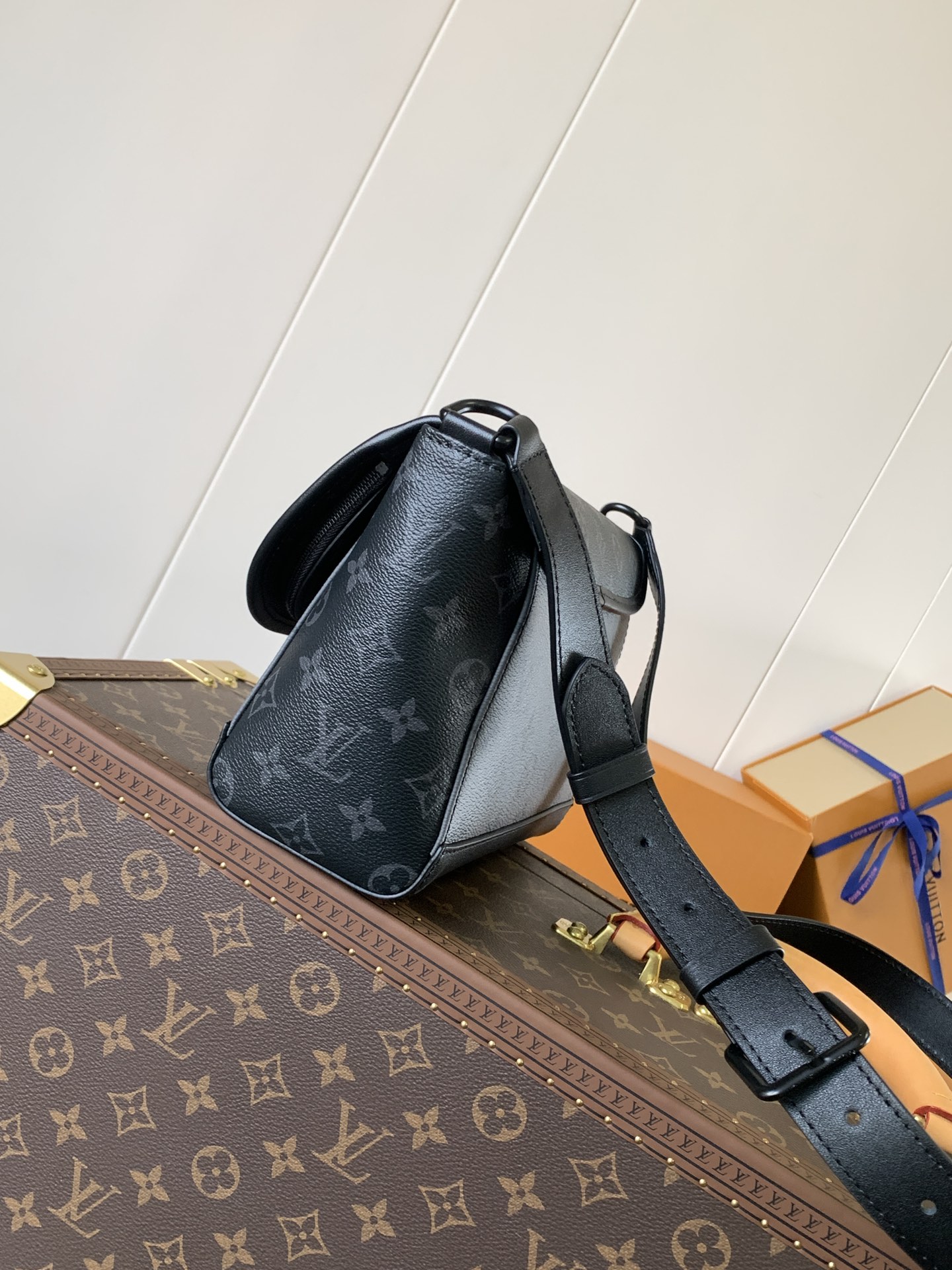 Pulse Messenger Bag Monogram Eclipse M12681