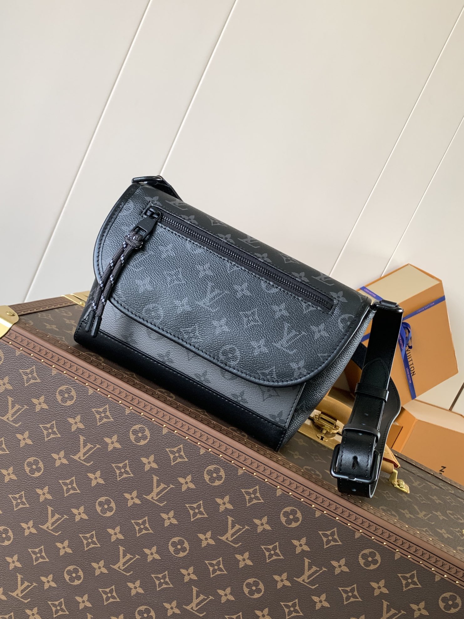 Pulse Messenger Bag Monogram Eclipse M12681
