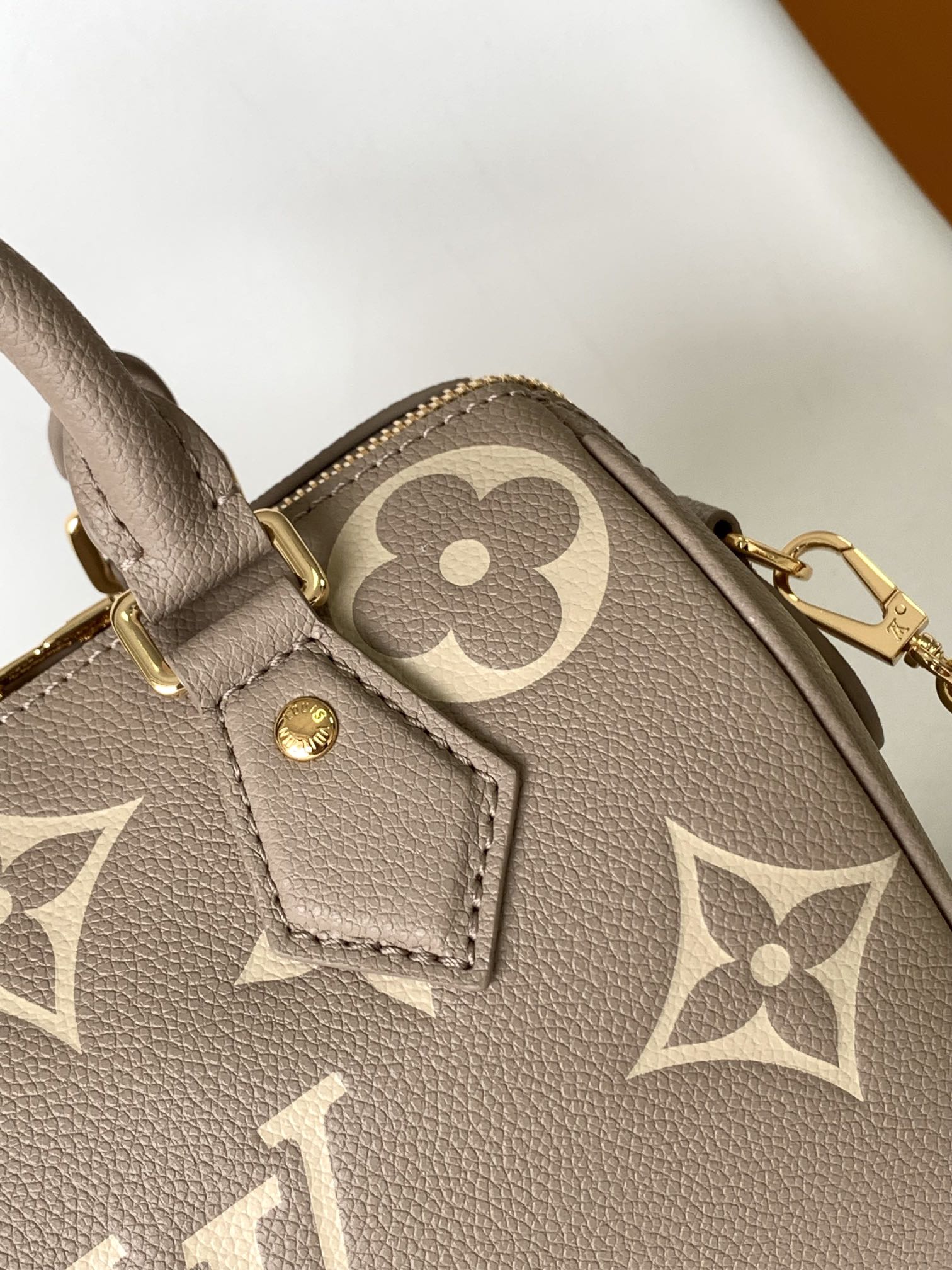 Speedy Bandoulière 20 Monogram Empreinte Leather Bicolor Tourterelle Gray / Crème Beige M46575
