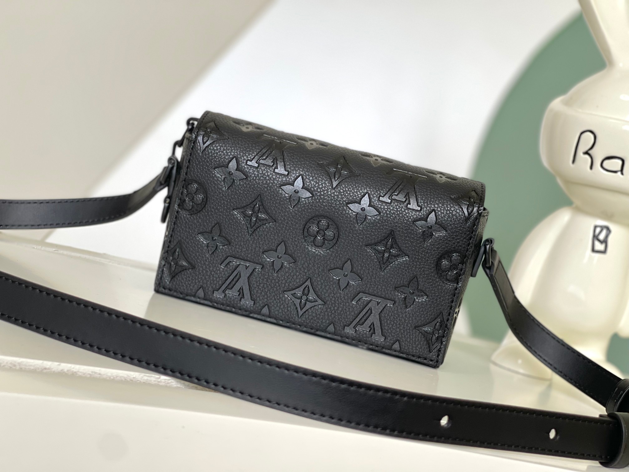 Steamer Wearable Wallet Monogram Taurillon Leather Black M81746