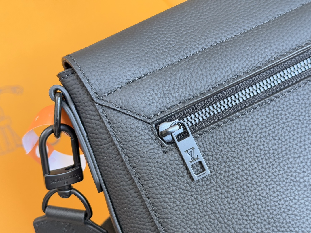 Takeoff Messenger Bag Black Grained Calf Leather M57080