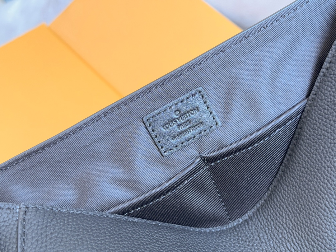 Takeoff Messenger Bag Black Grained Calf Leather M57080