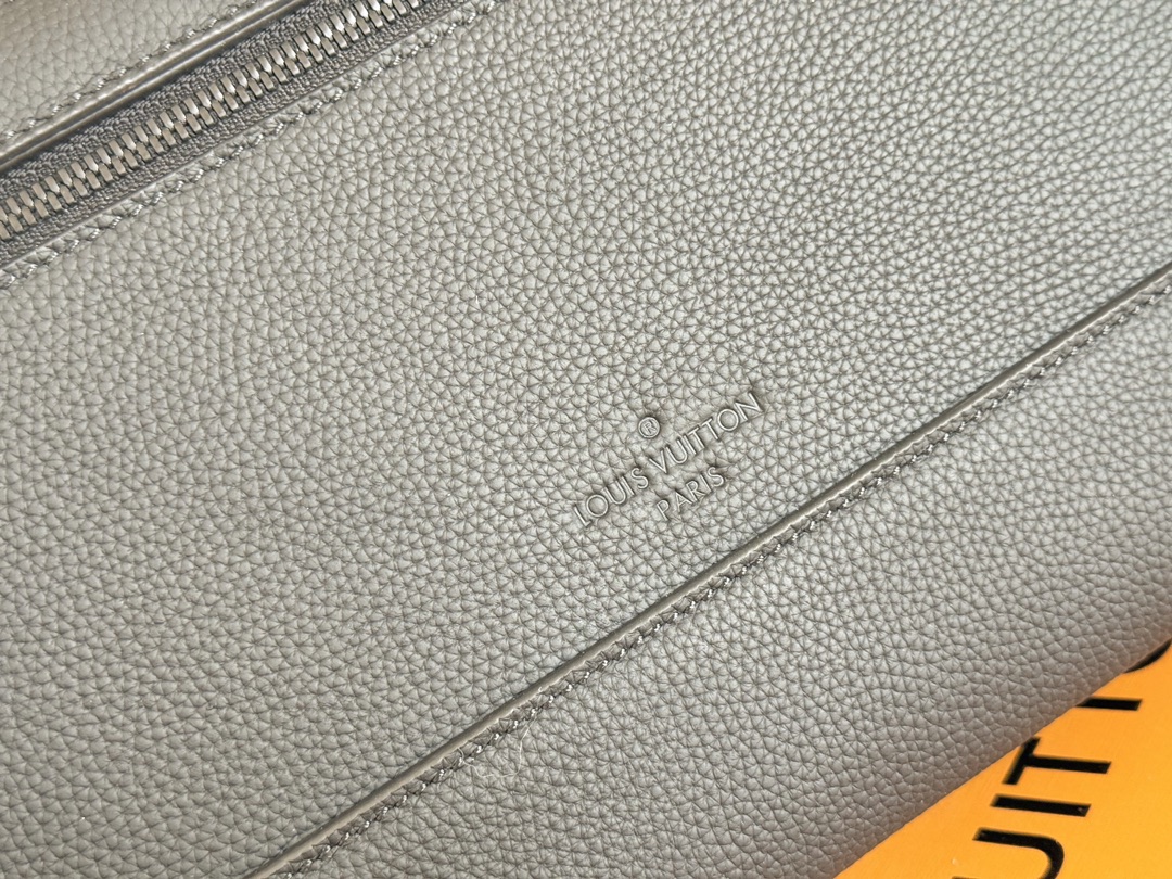 Takeoff Messenger Bag Black Grained Calf Leather M57080