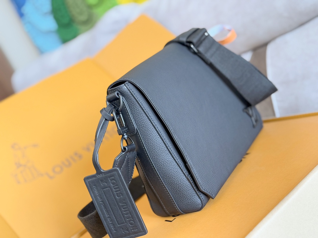Takeoff Messenger Bag Black Grained Calf Leather M57080